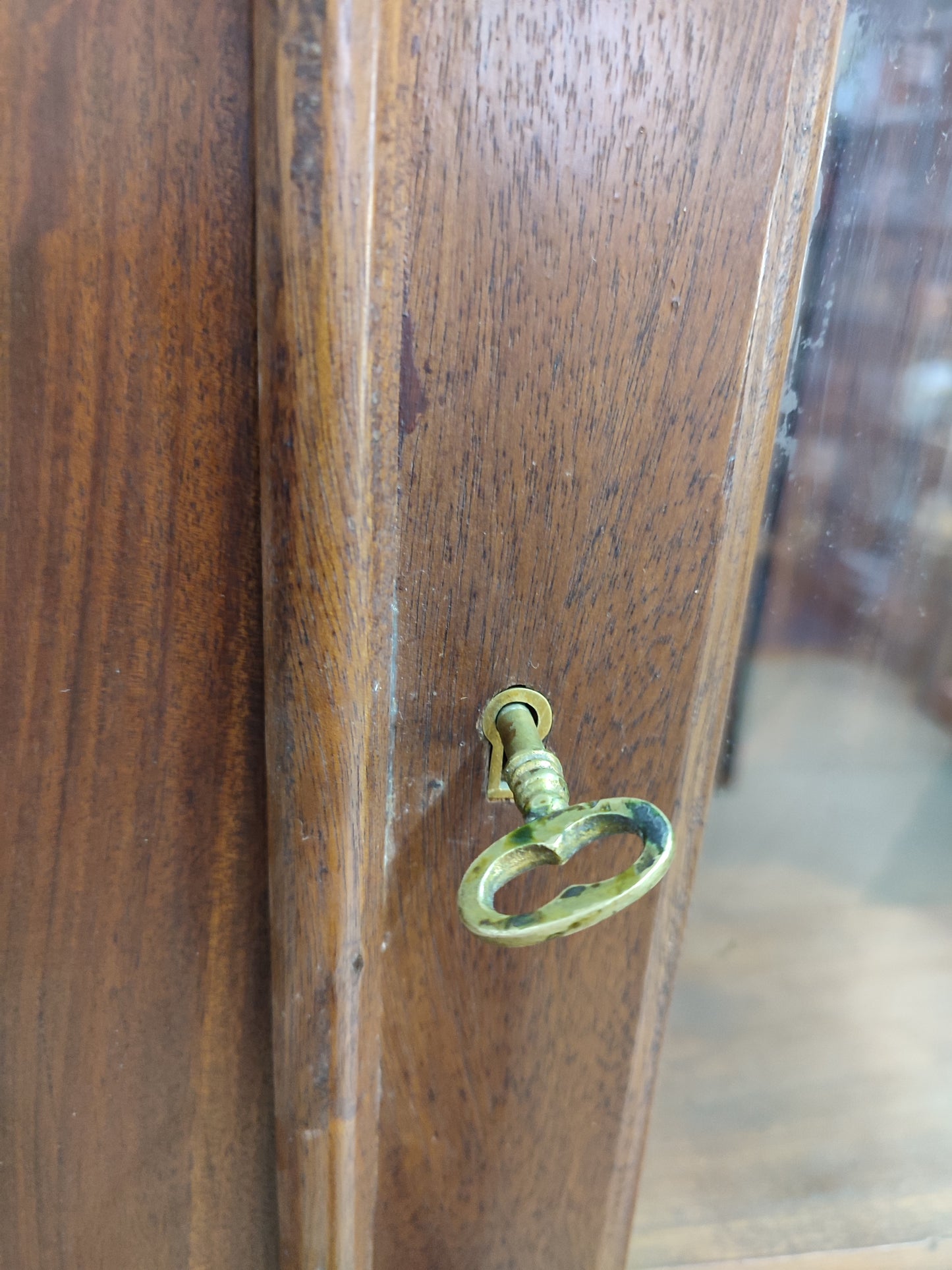 71009 Vetrina in legno due sportelli