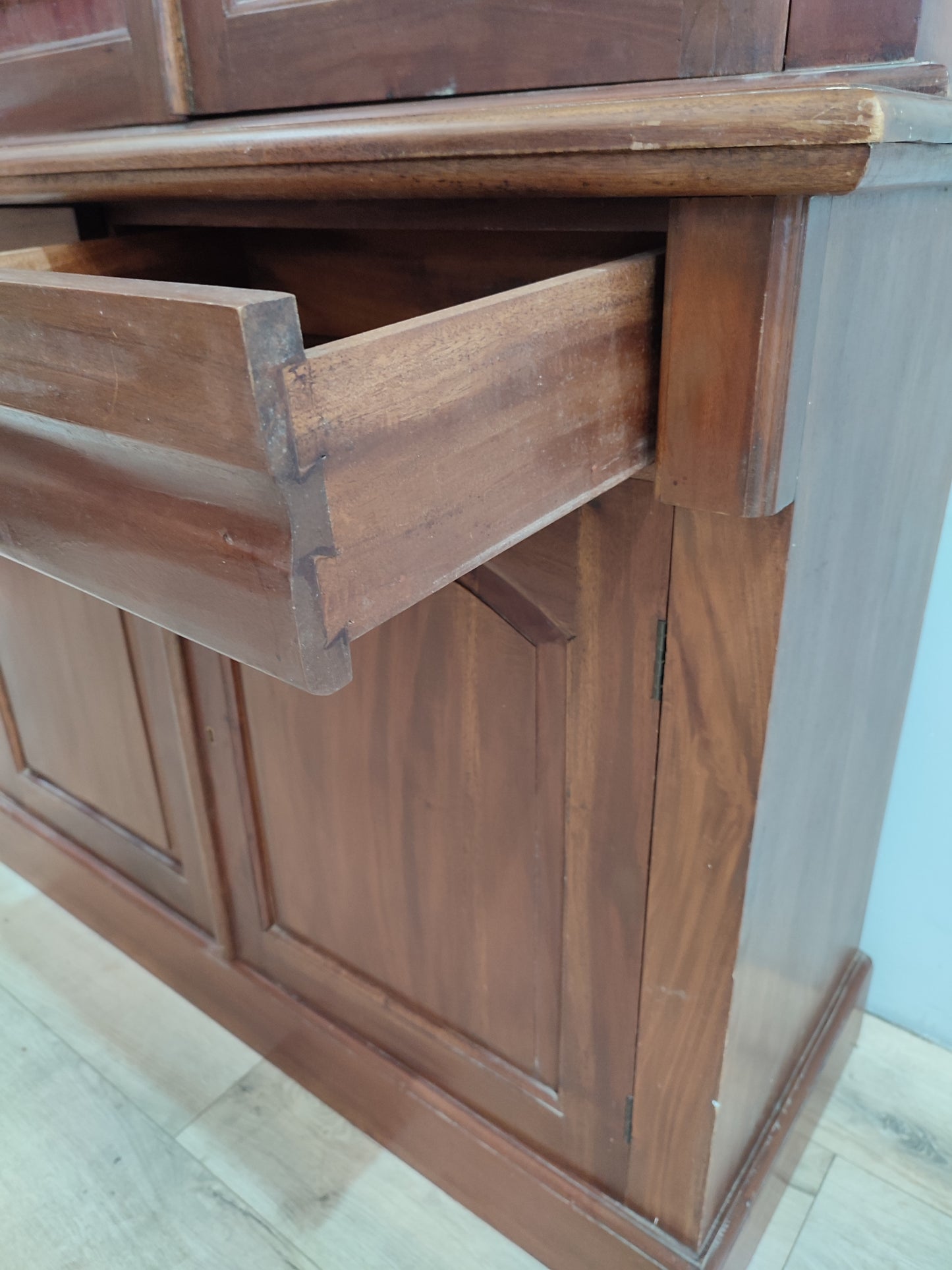 71009 Vetrina in legno due sportelli