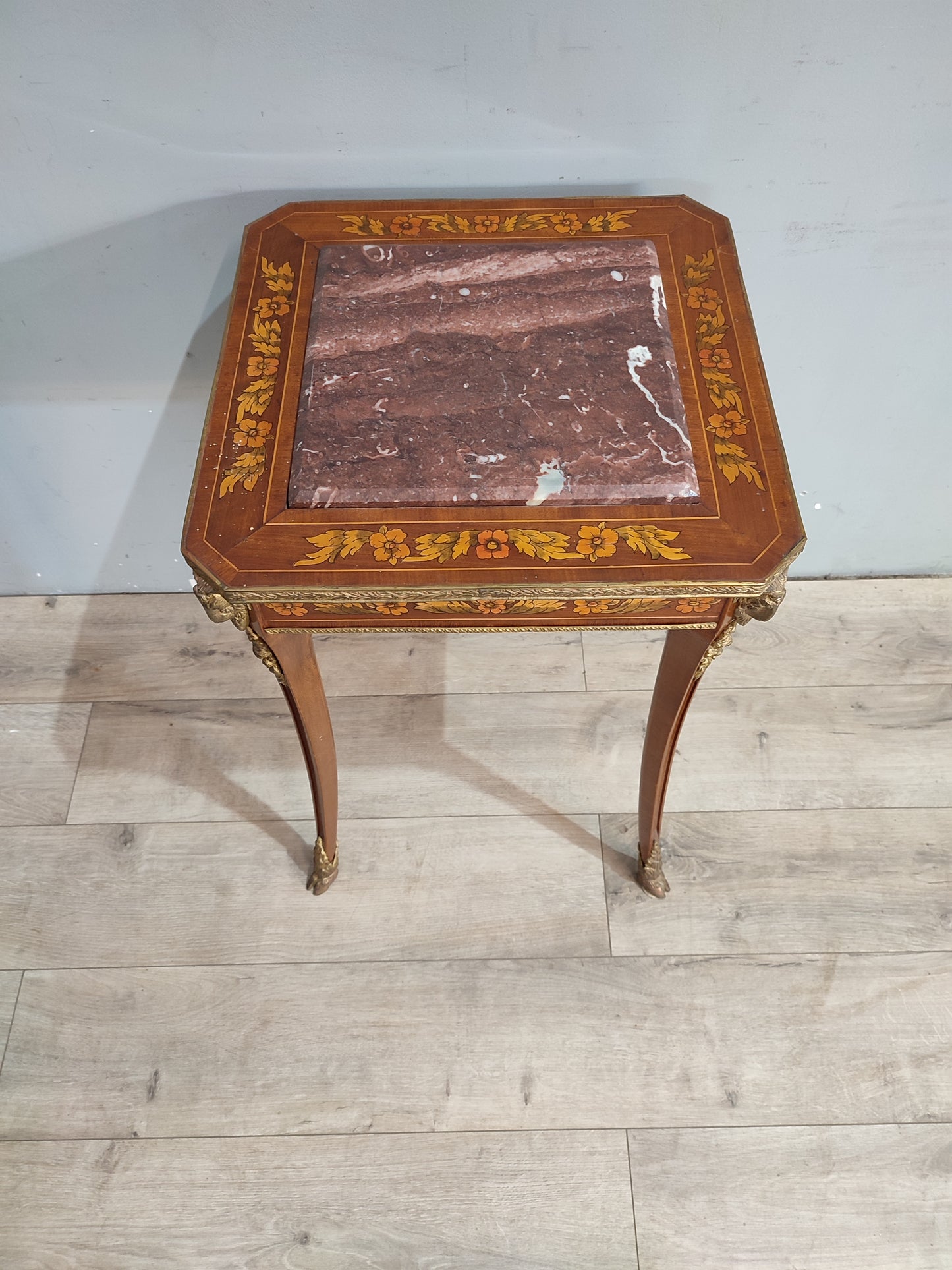 71102 Tavolino intarsiato con piano in marmo