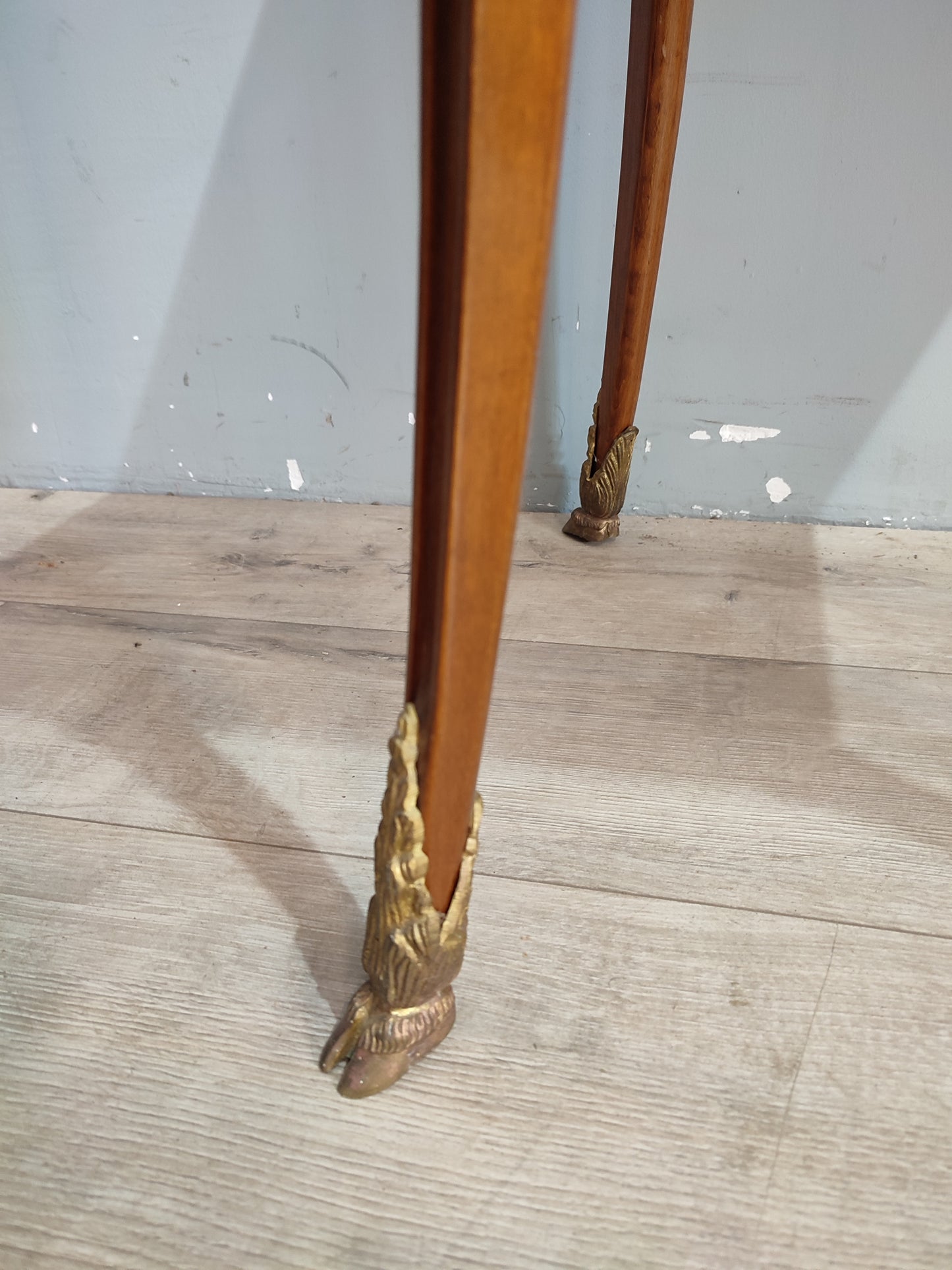 71102 Tavolino intarsiato con piano in marmo