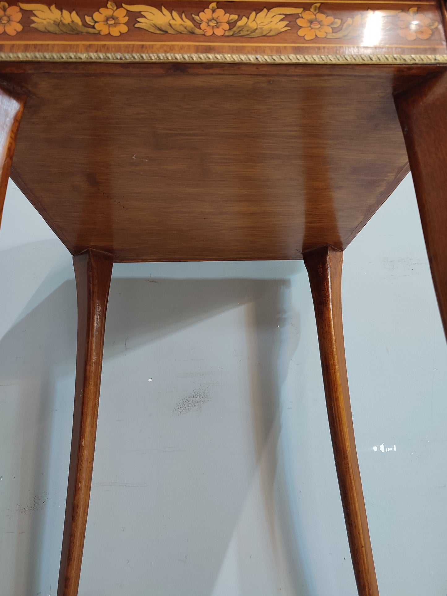 71102 Tavolino intarsiato con piano in marmo