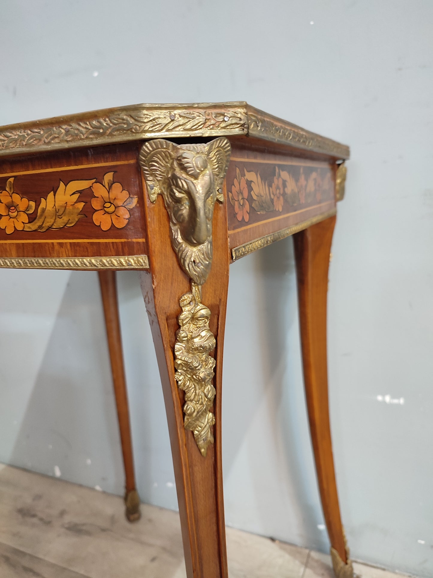 71102 Tavolino intarsiato con piano in marmo
