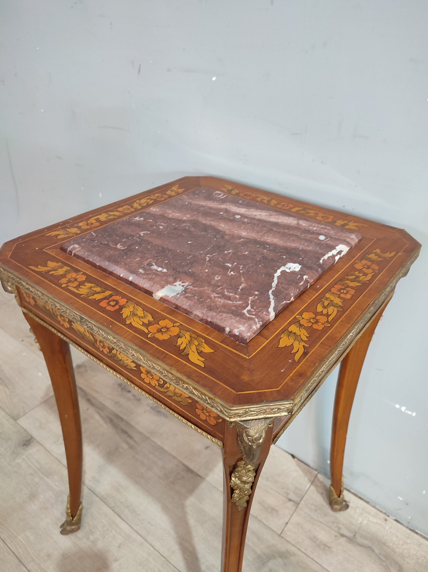 71102 Tavolino intarsiato con piano in marmo