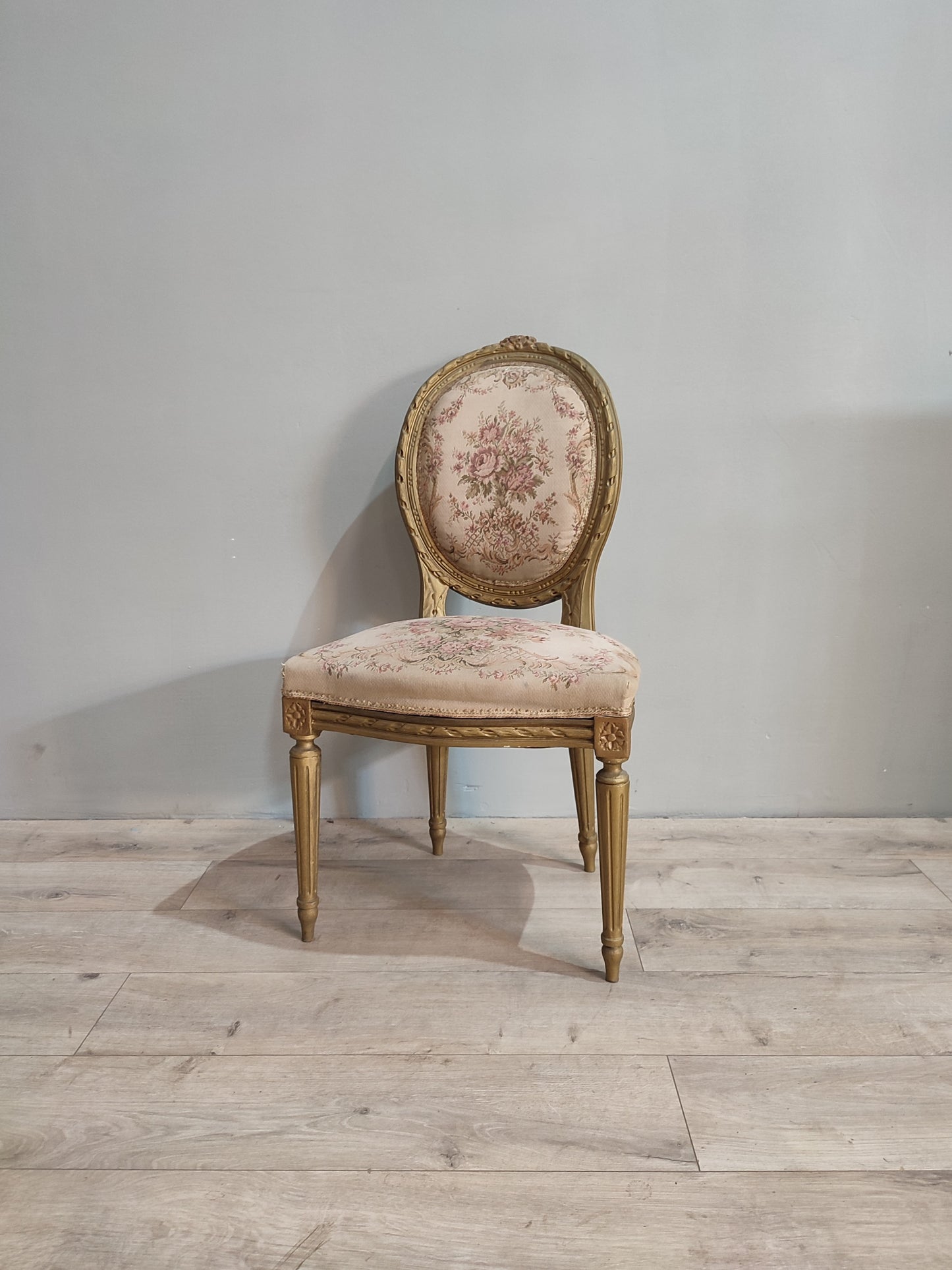 73804 Sedia in legno dorato con tessuto a fiori