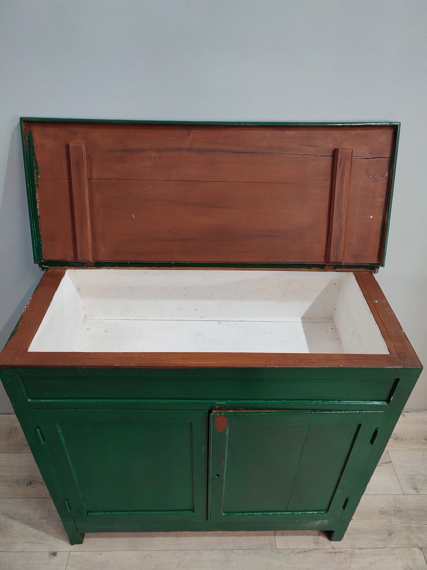 74010 Madia verde in legno con interno bianco