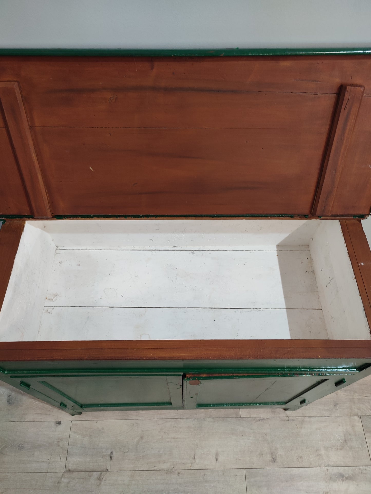 74010 Madia verde in legno con interno bianco