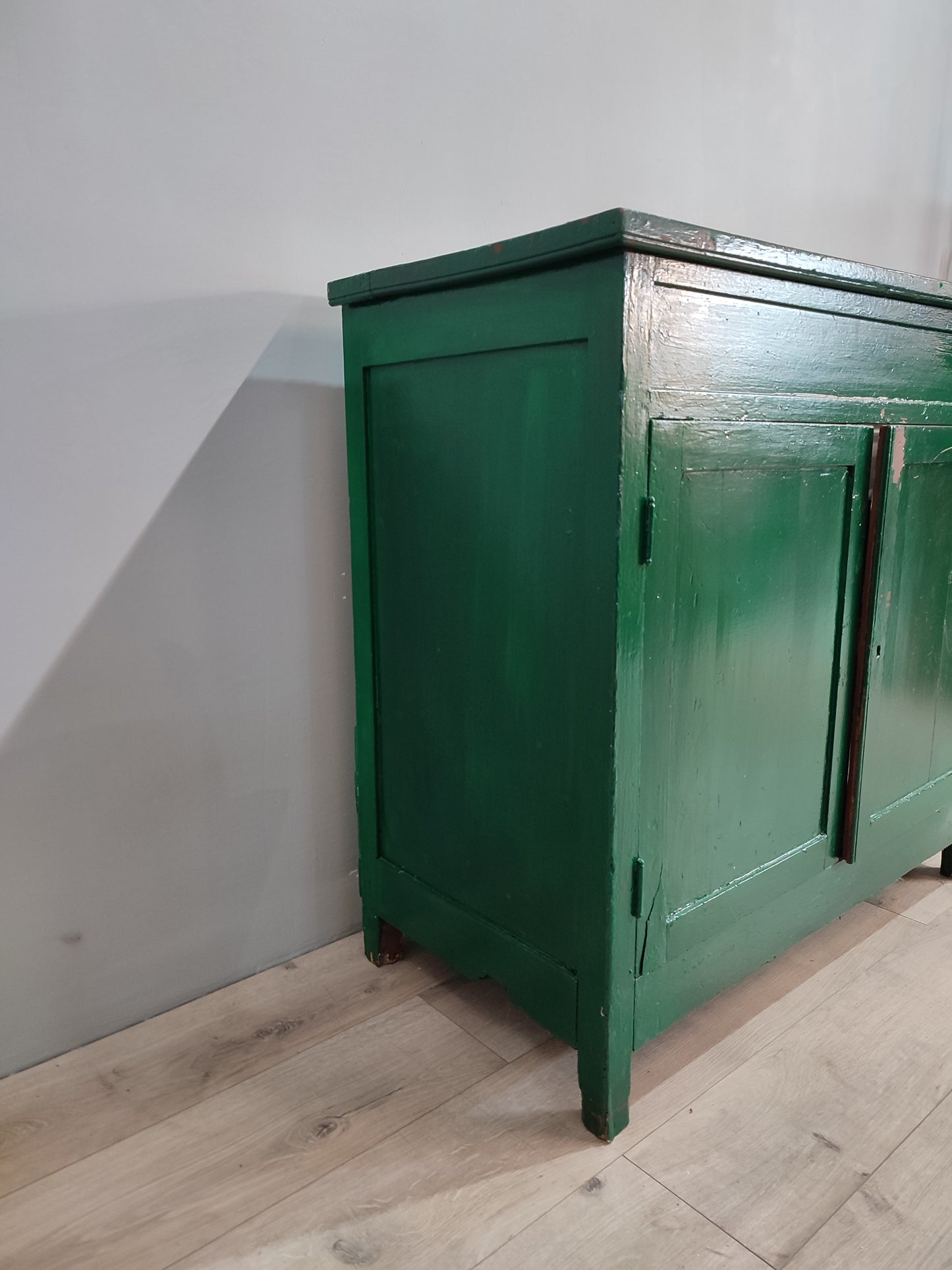 74010 Madia verde in legno con interno bianco