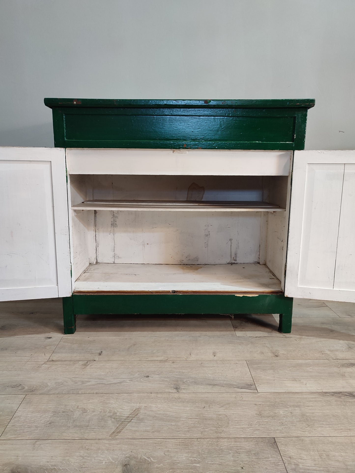 74010 Madia verde in legno con interno bianco