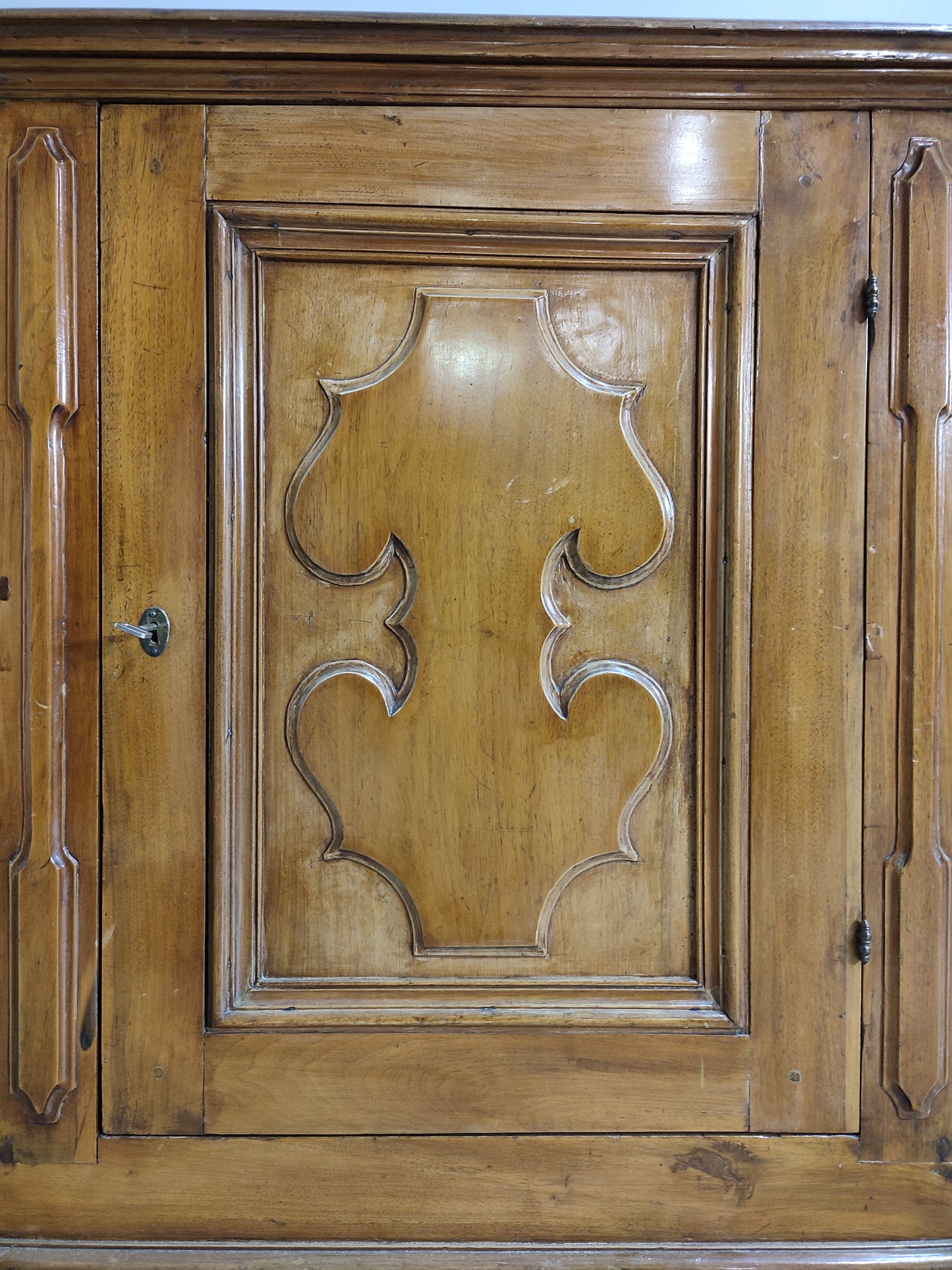 74190 Stipo un'anta in legno chiaro