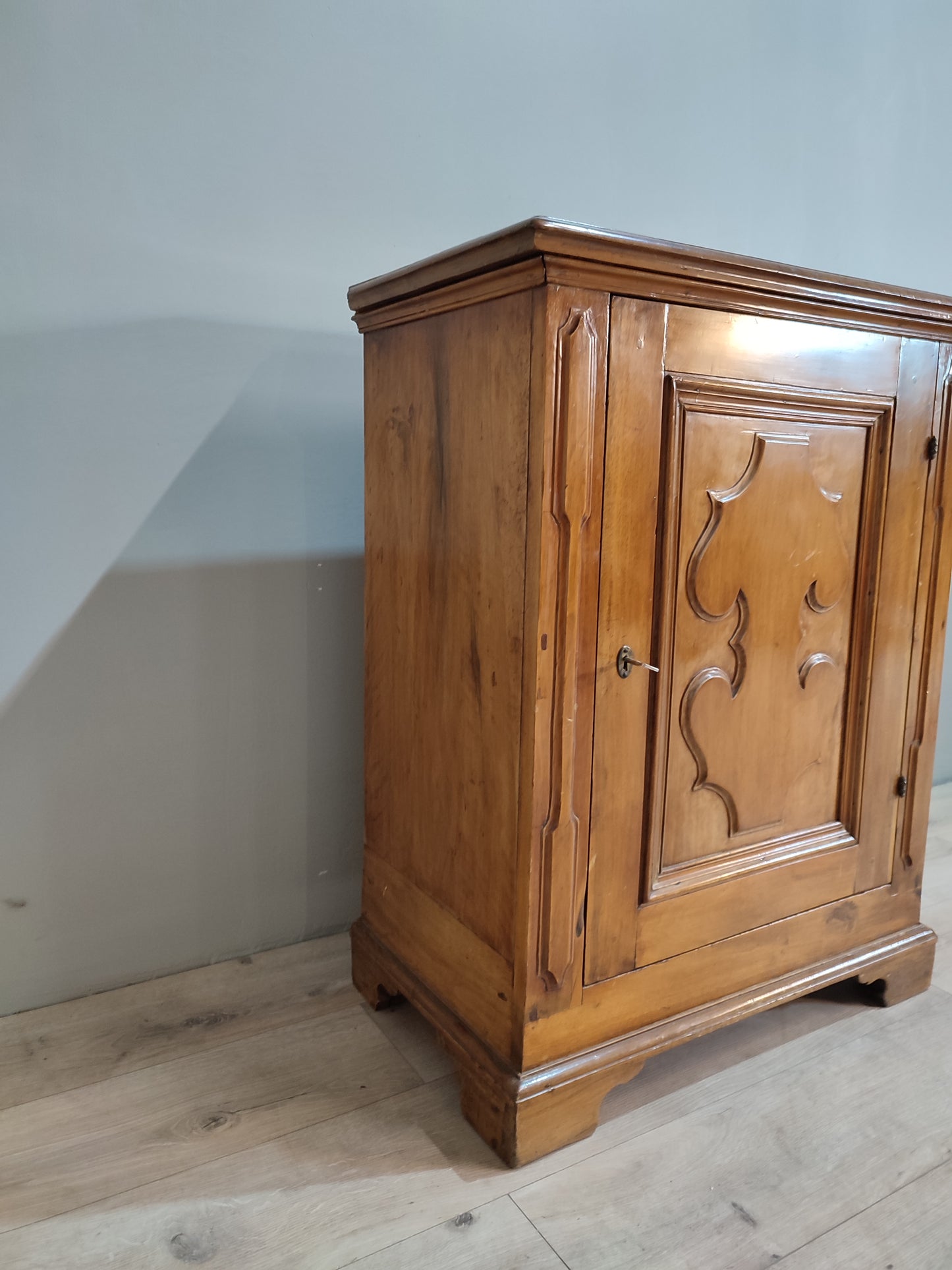 74190 Stipo un'anta in legno chiaro