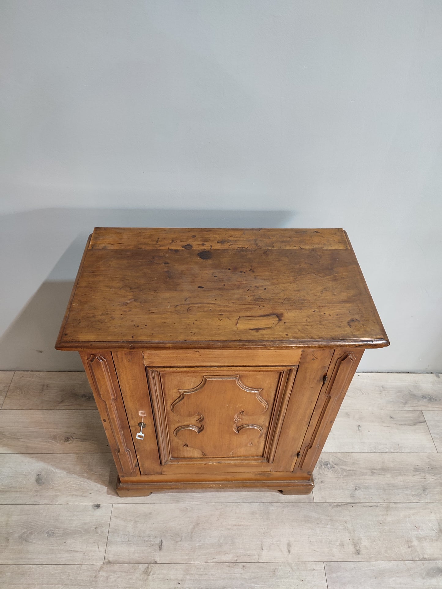 74190 Stipo un'anta in legno chiaro