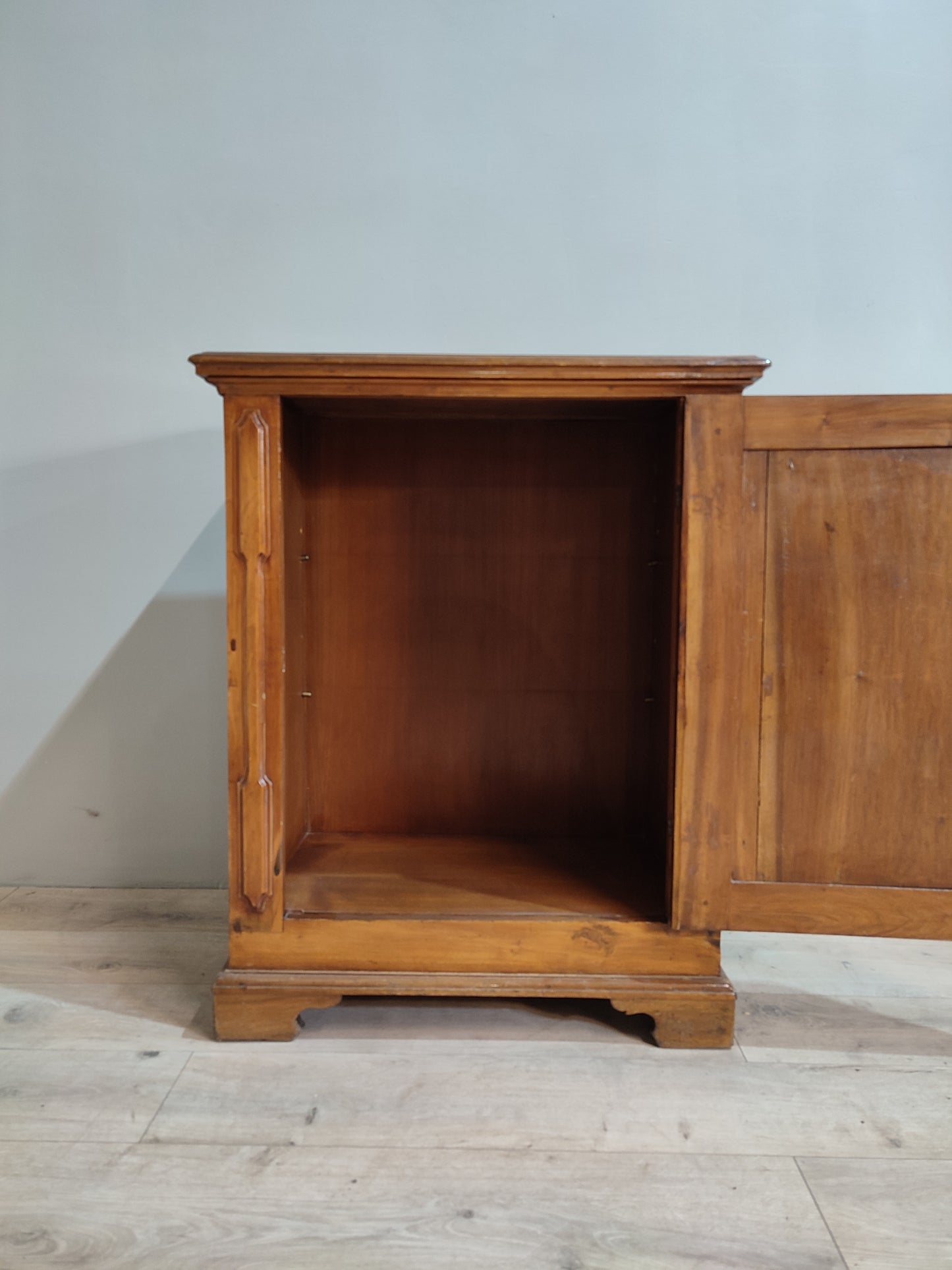 74190 Stipo un'anta in legno chiaro