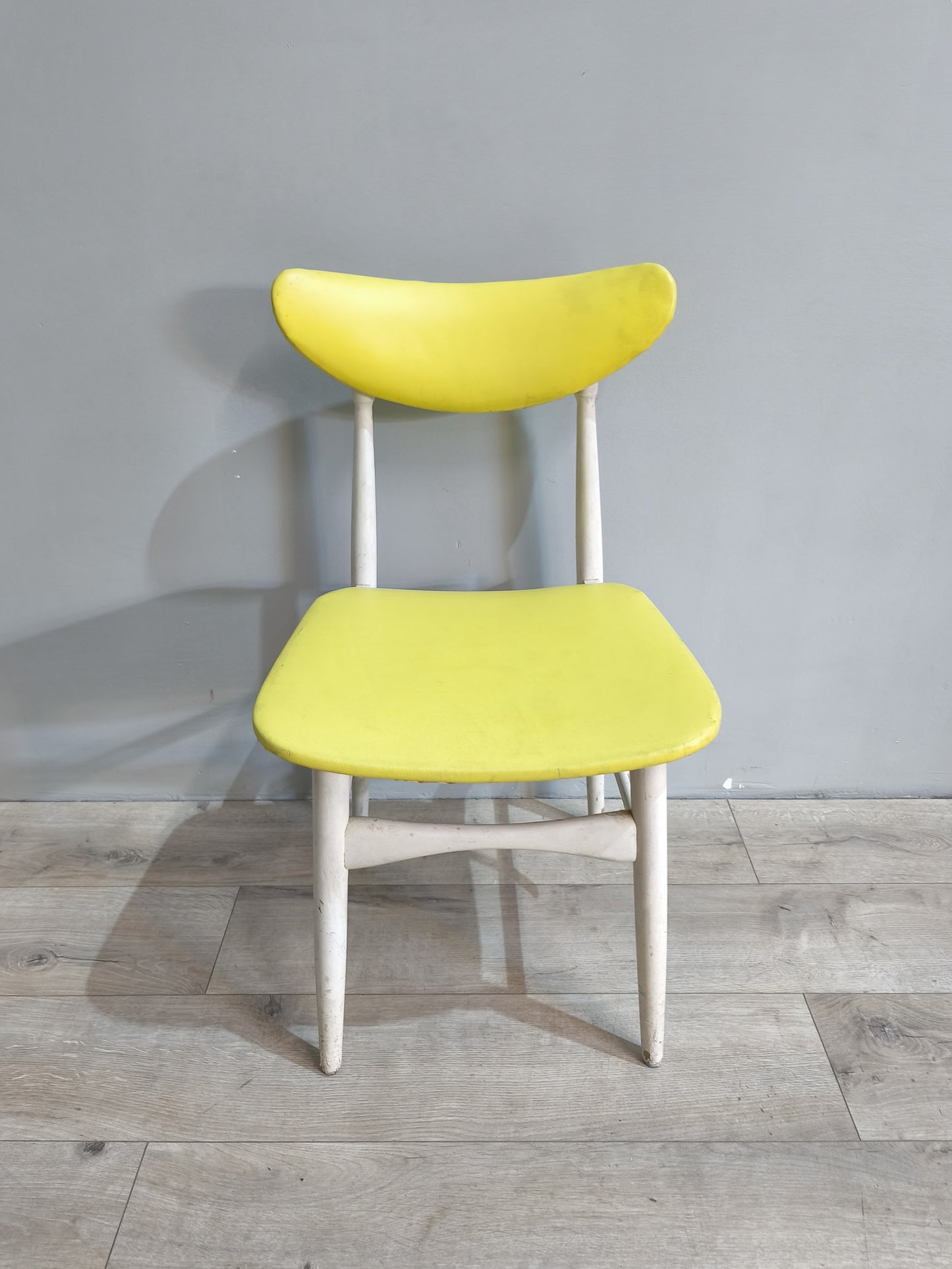 75037 Sedia stile nordico bianca con seduta e schienale giallo