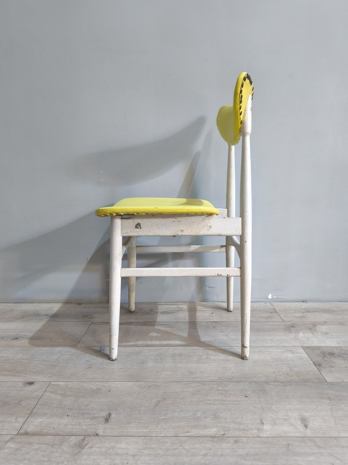 75037 Sedia stile nordico bianca con seduta e schienale giallo