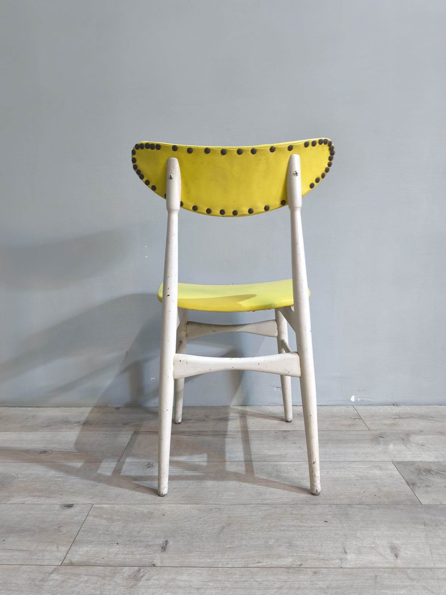 75037 Sedia stile nordico bianca con seduta e schienale giallo