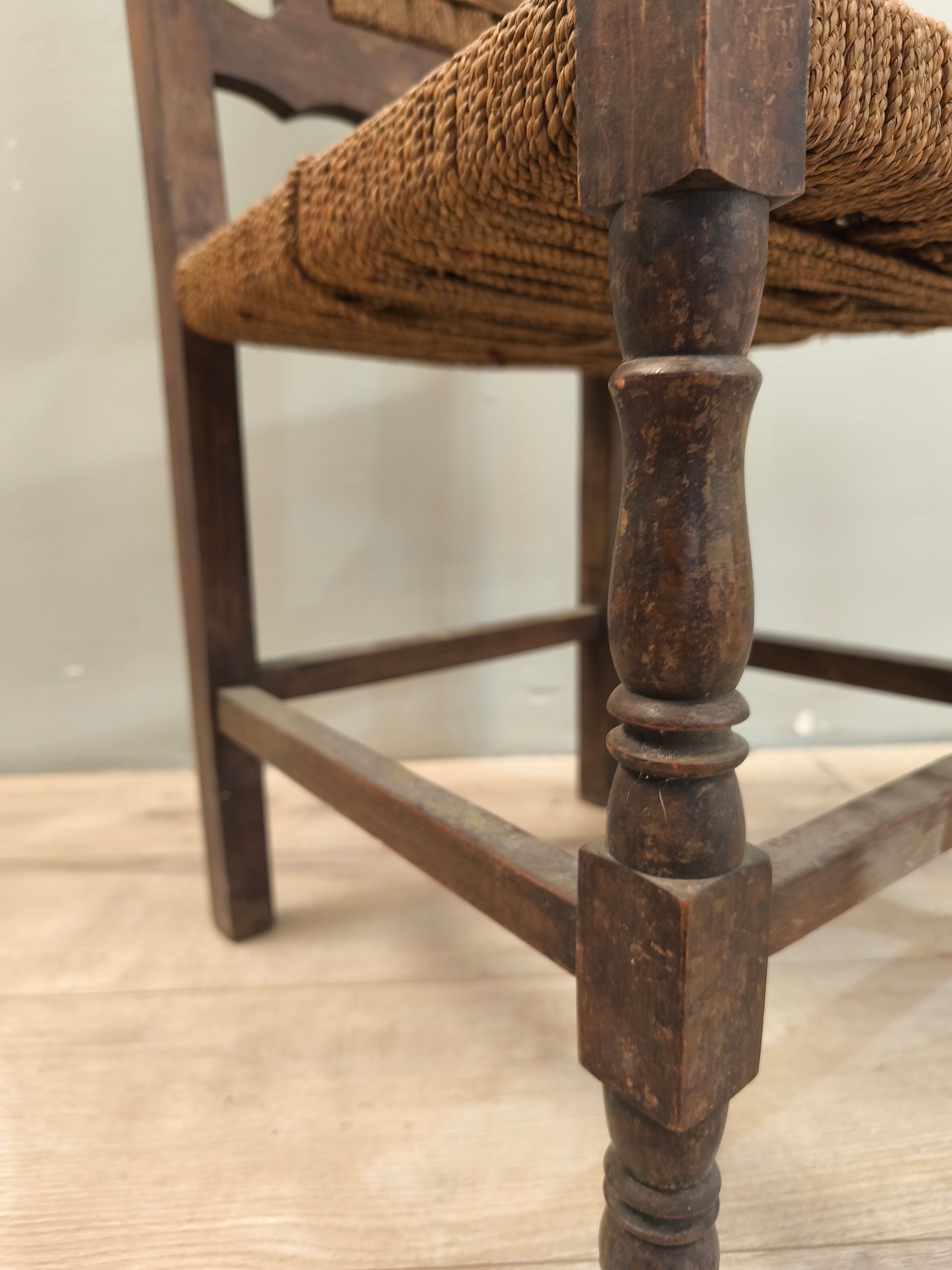 75203 Sedia in legno scuro e corda
