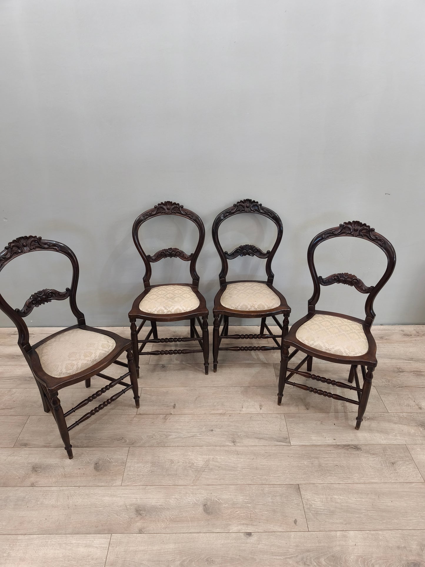 75271 Set n 4 sedie in legno con seduta in tessuto damascato color panna