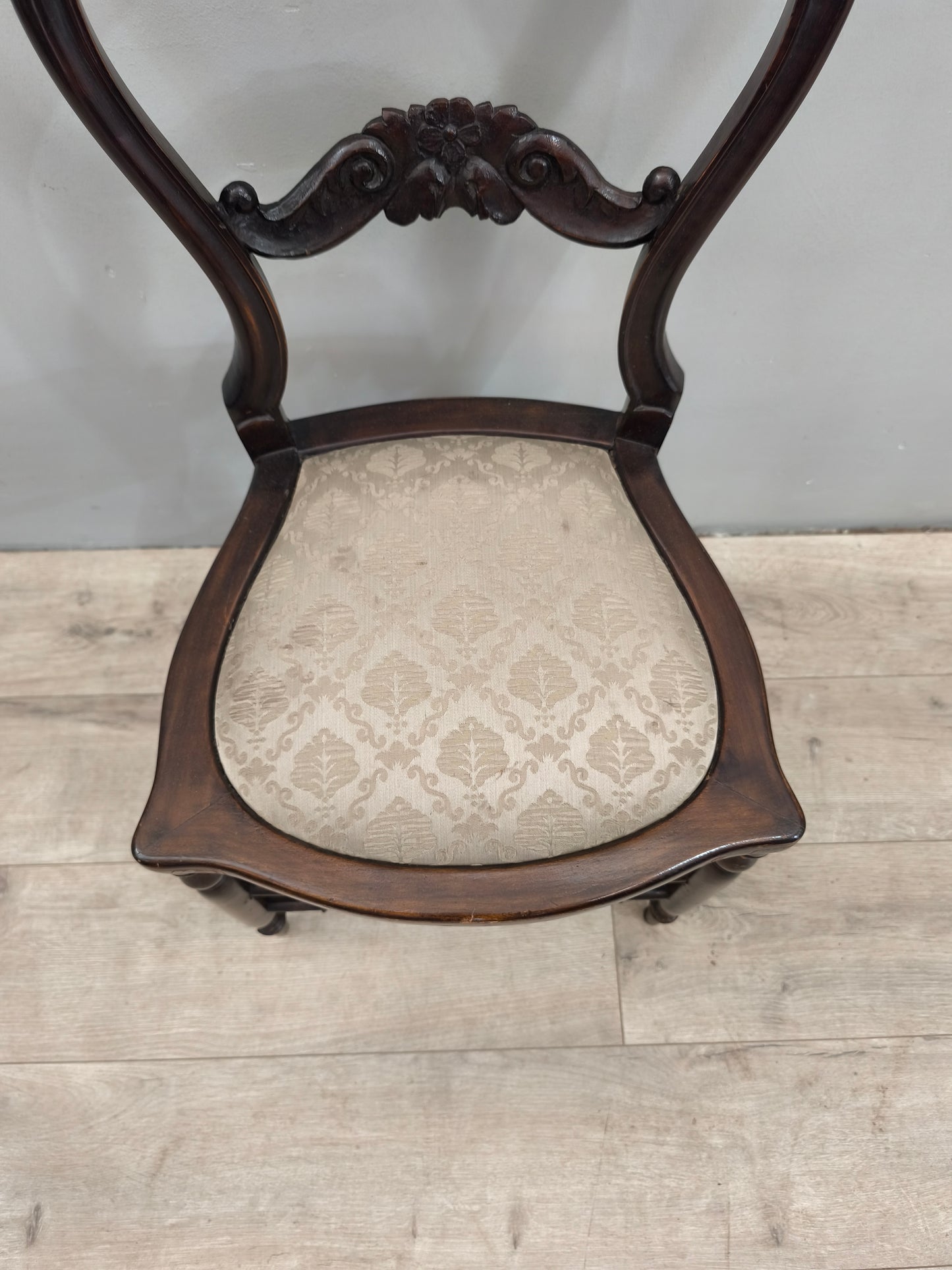 75271 Set n 4 sedie in legno con seduta in tessuto damascato color panna