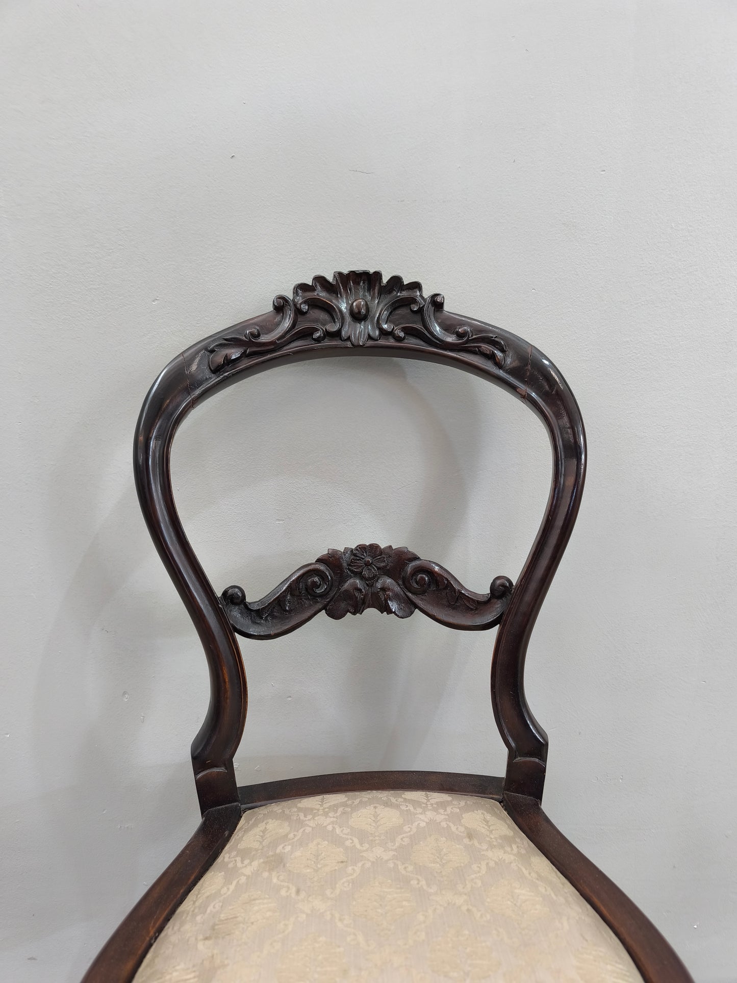 75271 Set n 4 sedie in legno con seduta in tessuto damascato color panna