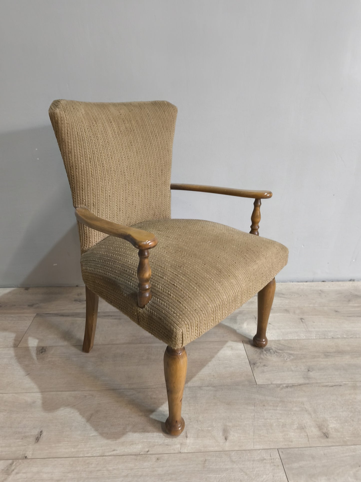75372 Poltroncina in tessuto beige con braccioli