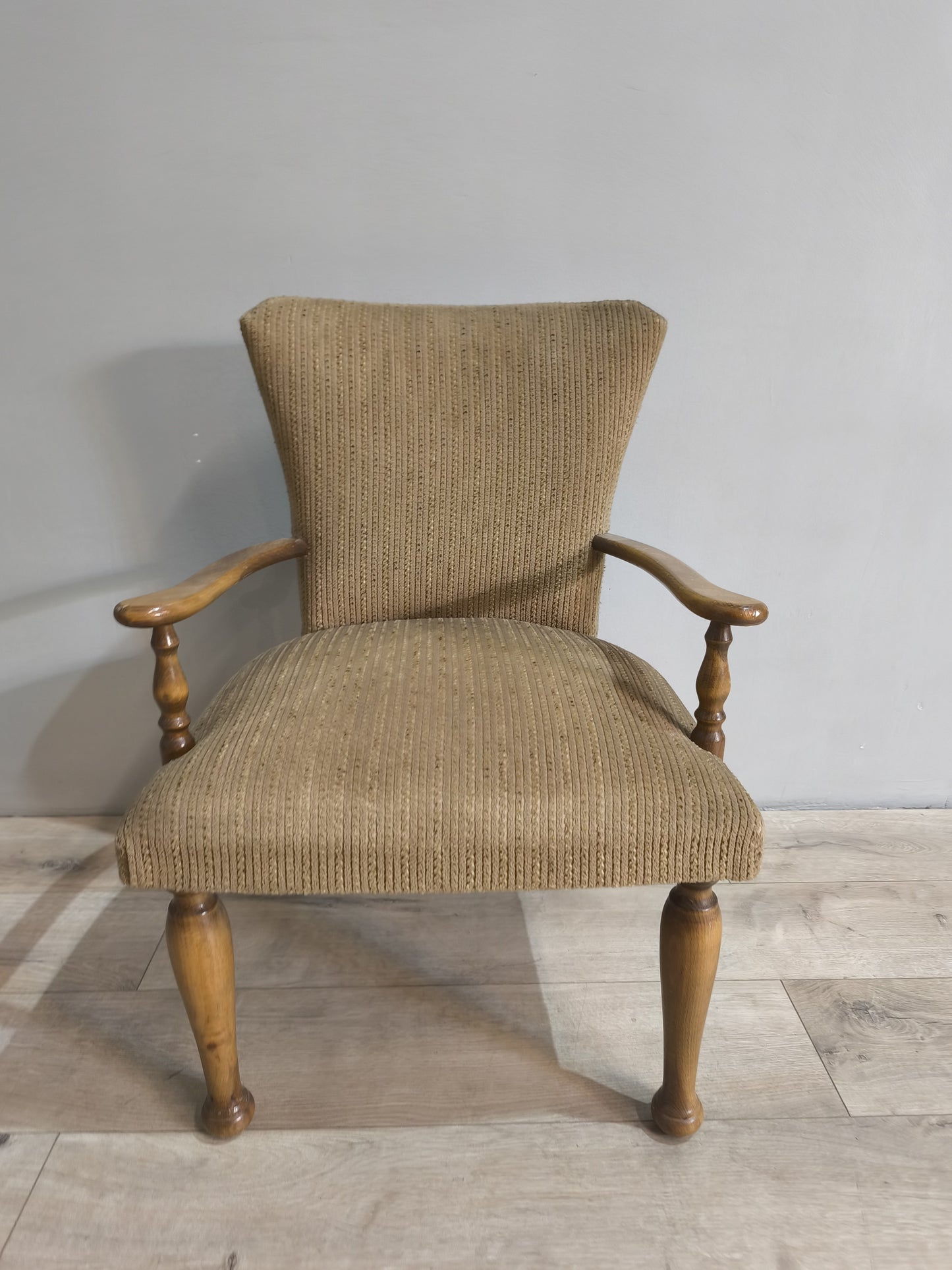 75372 Poltroncina in tessuto beige con braccioli