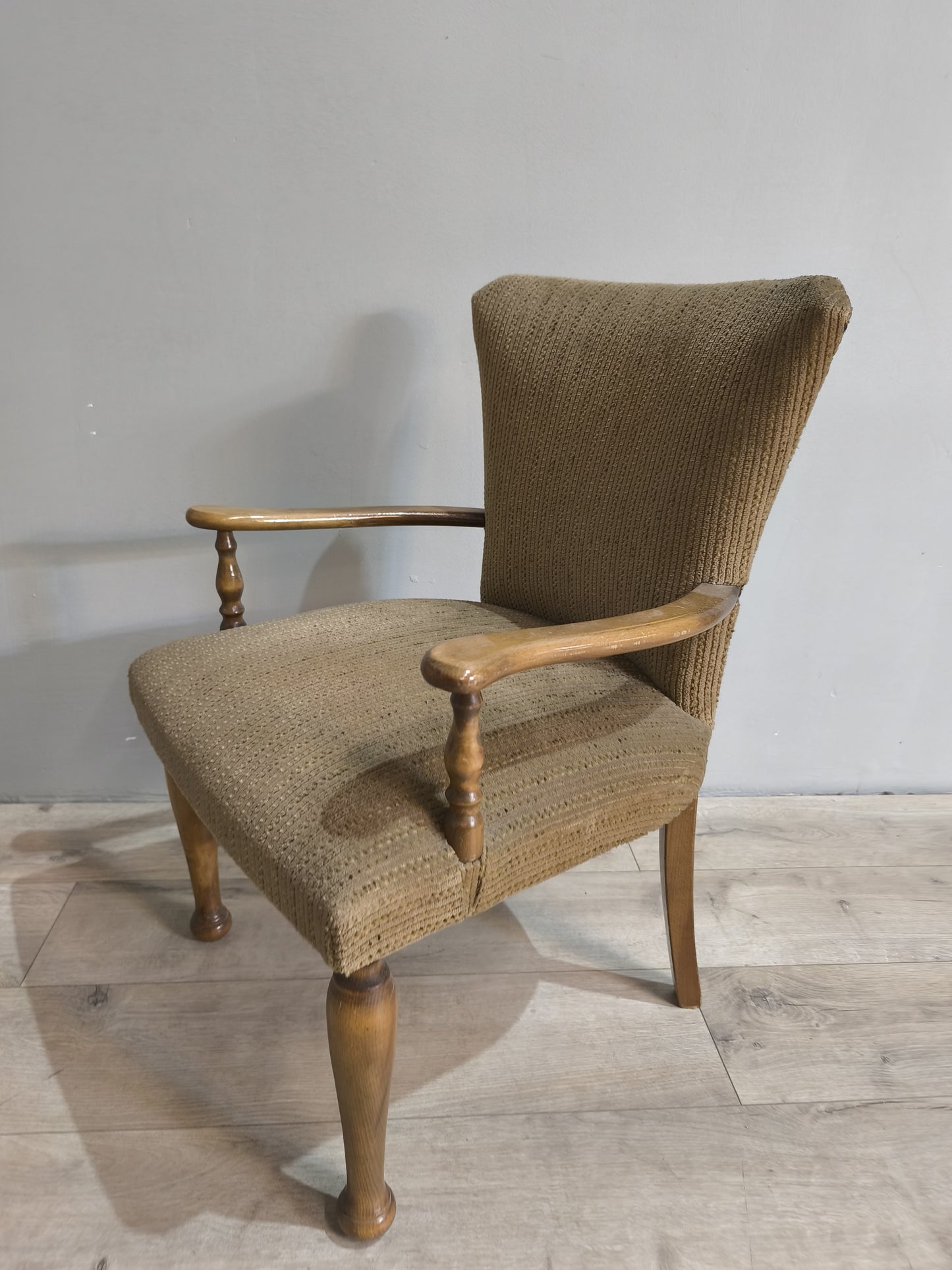75372 Poltroncina in tessuto beige con braccioli
