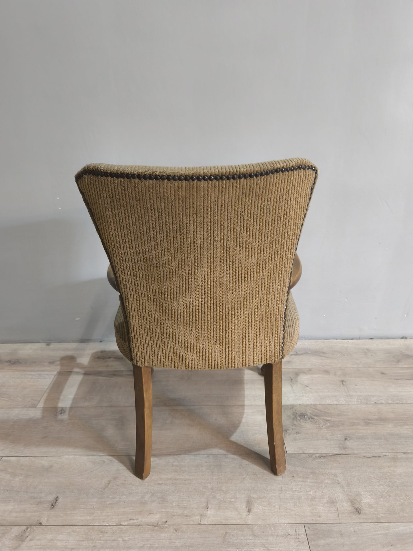 75372 Poltroncina in tessuto beige con braccioli
