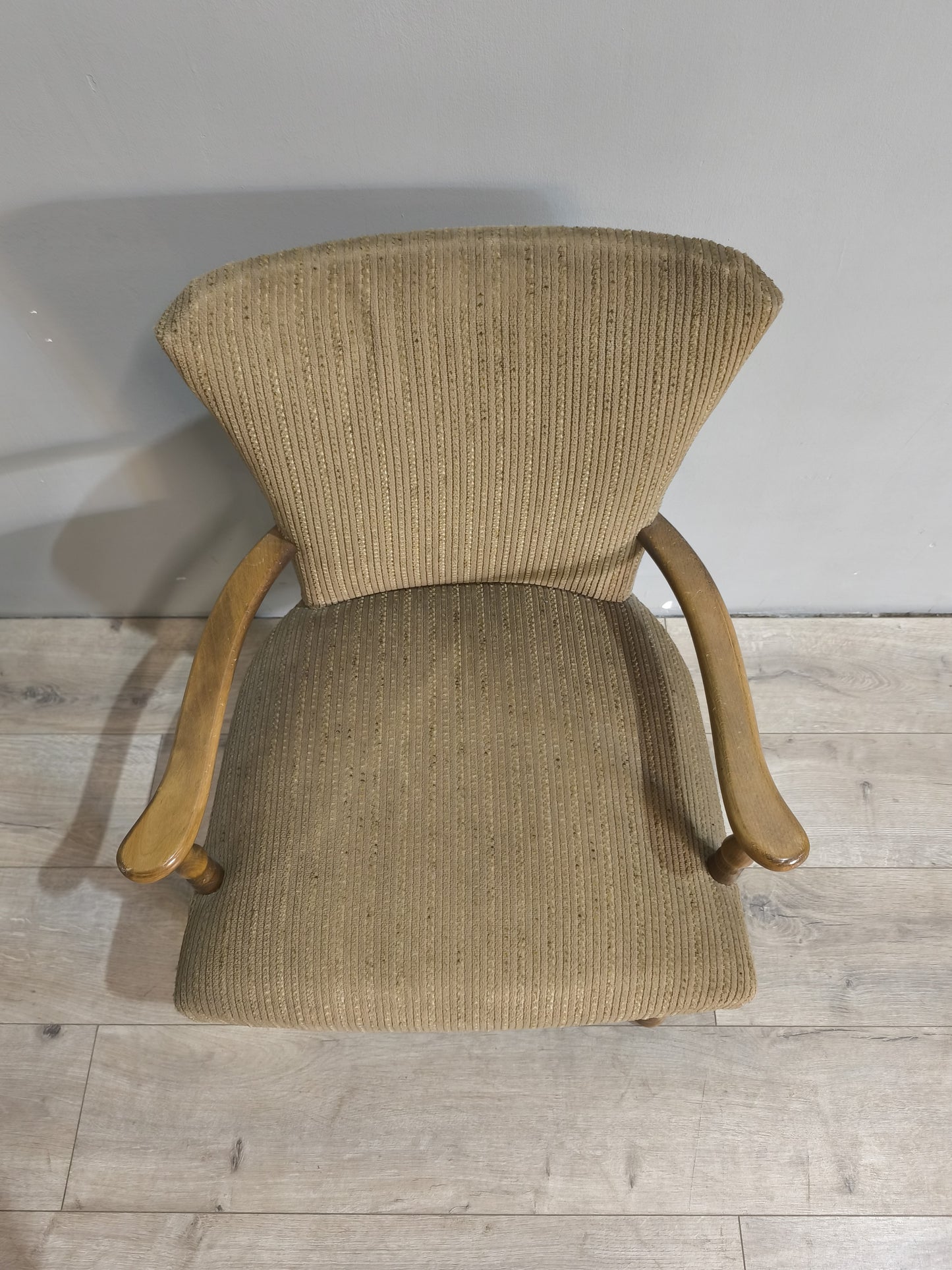 75372 Poltroncina in tessuto beige con braccioli