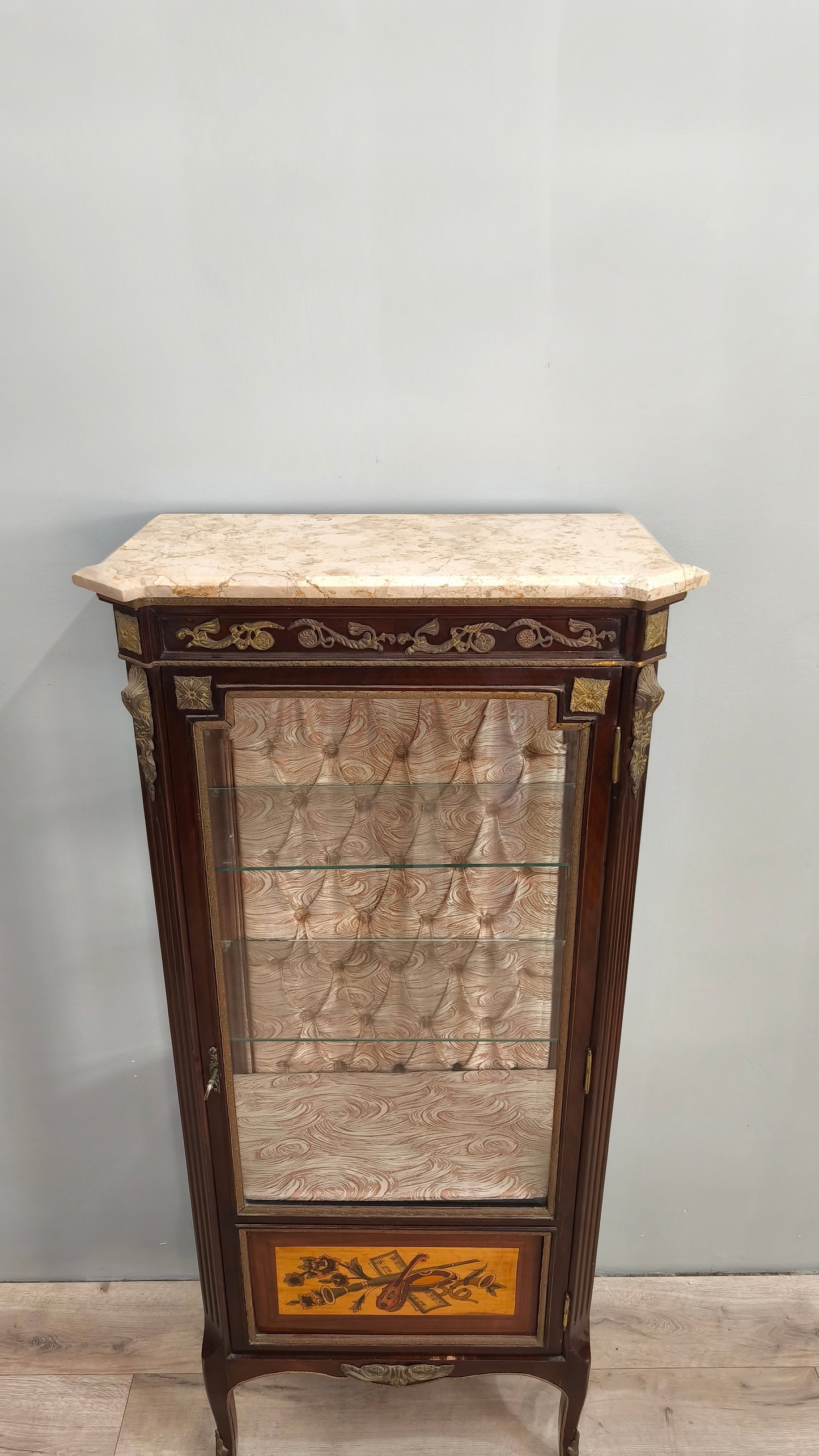 75872 Vetrina tre ripiani in legno con marmo