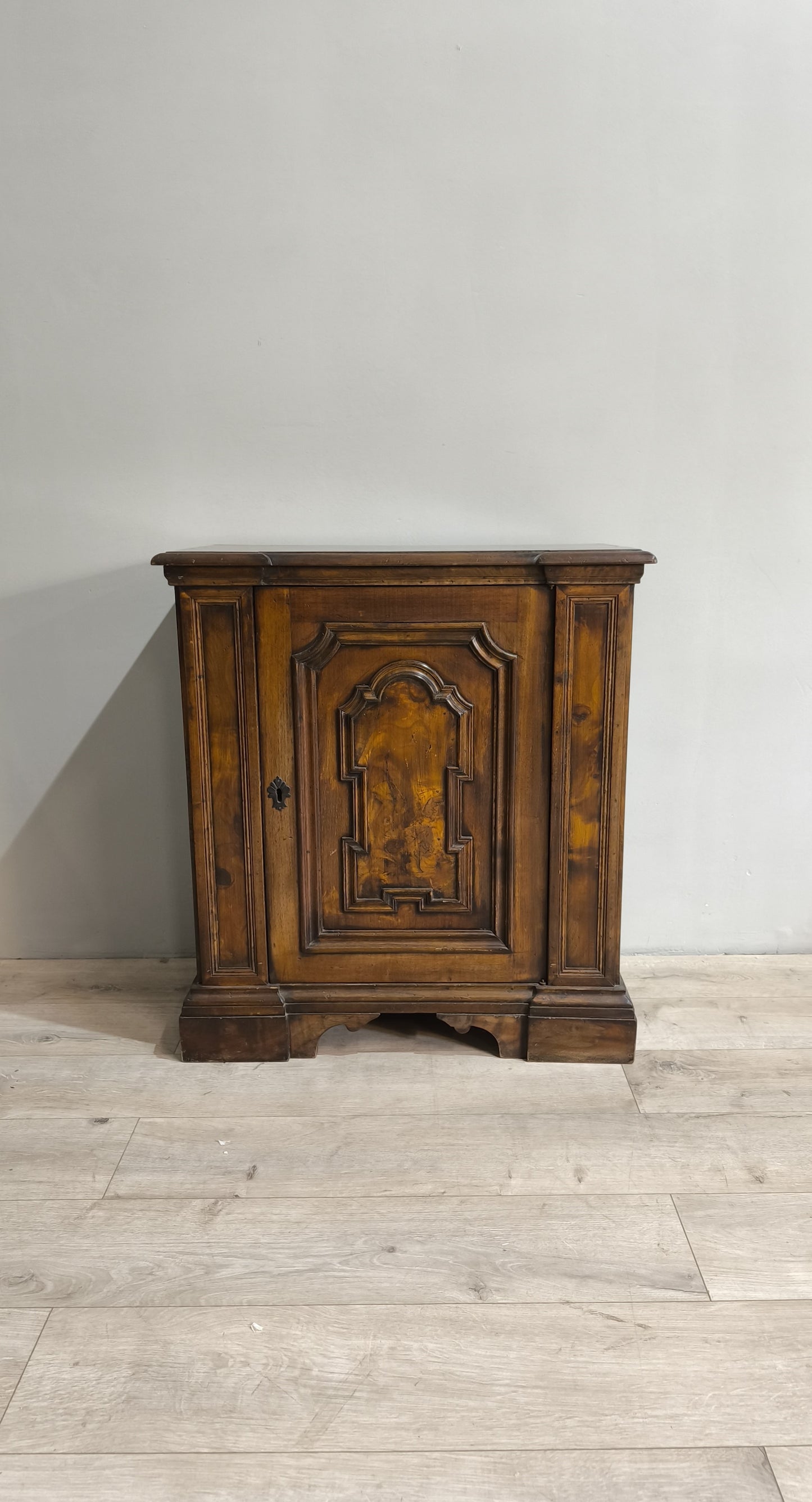 76955 Stipo un'anta in legno massello