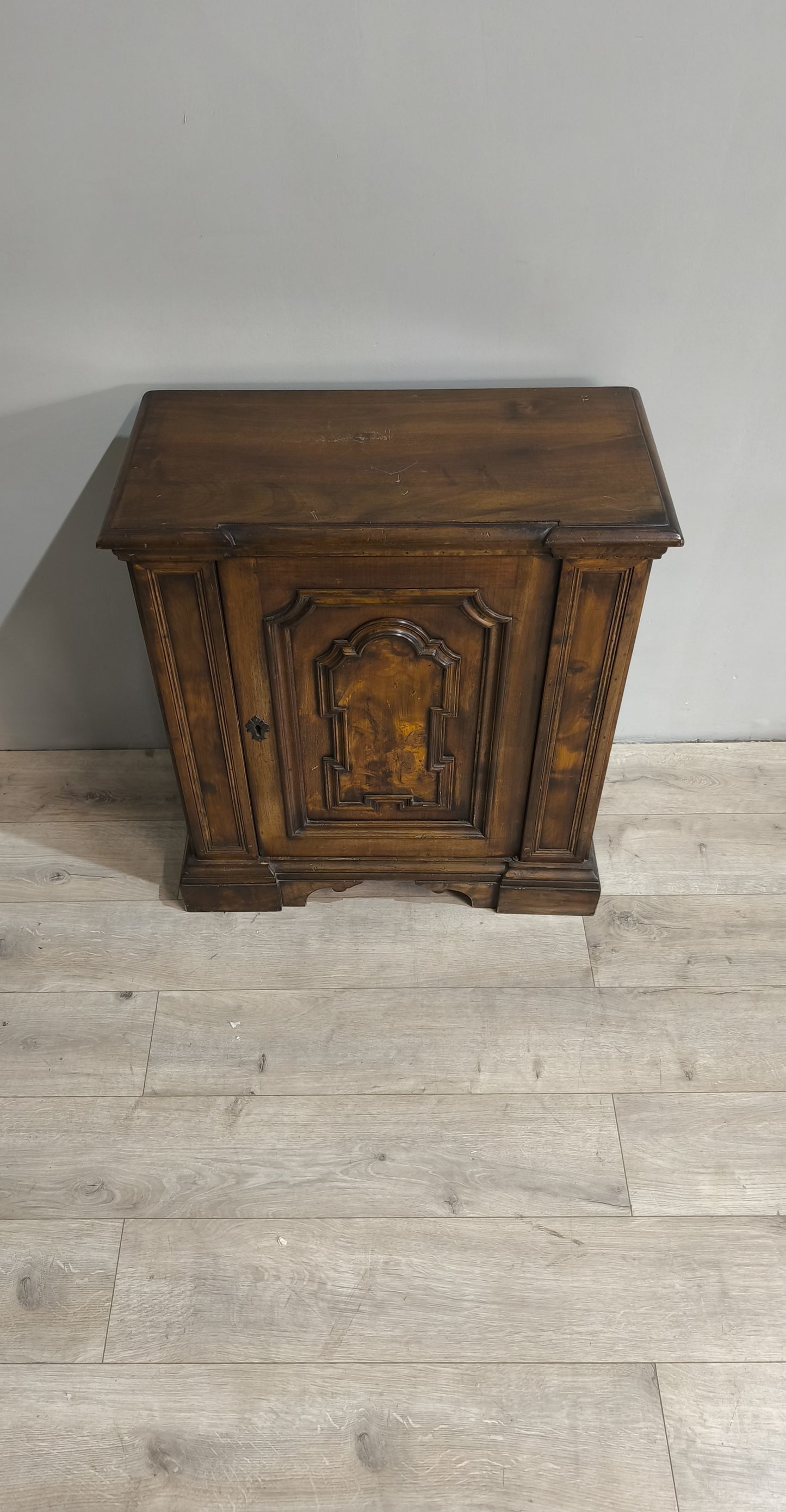 76955 Stipo un'anta in legno massello