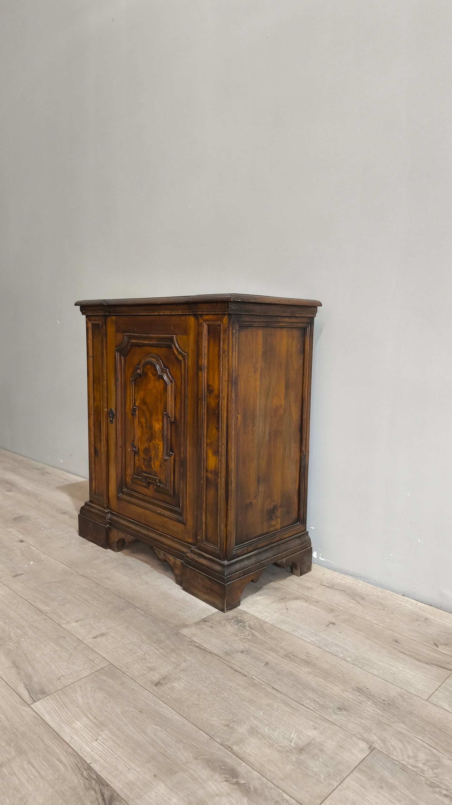 76955 Stipo un'anta in legno massello