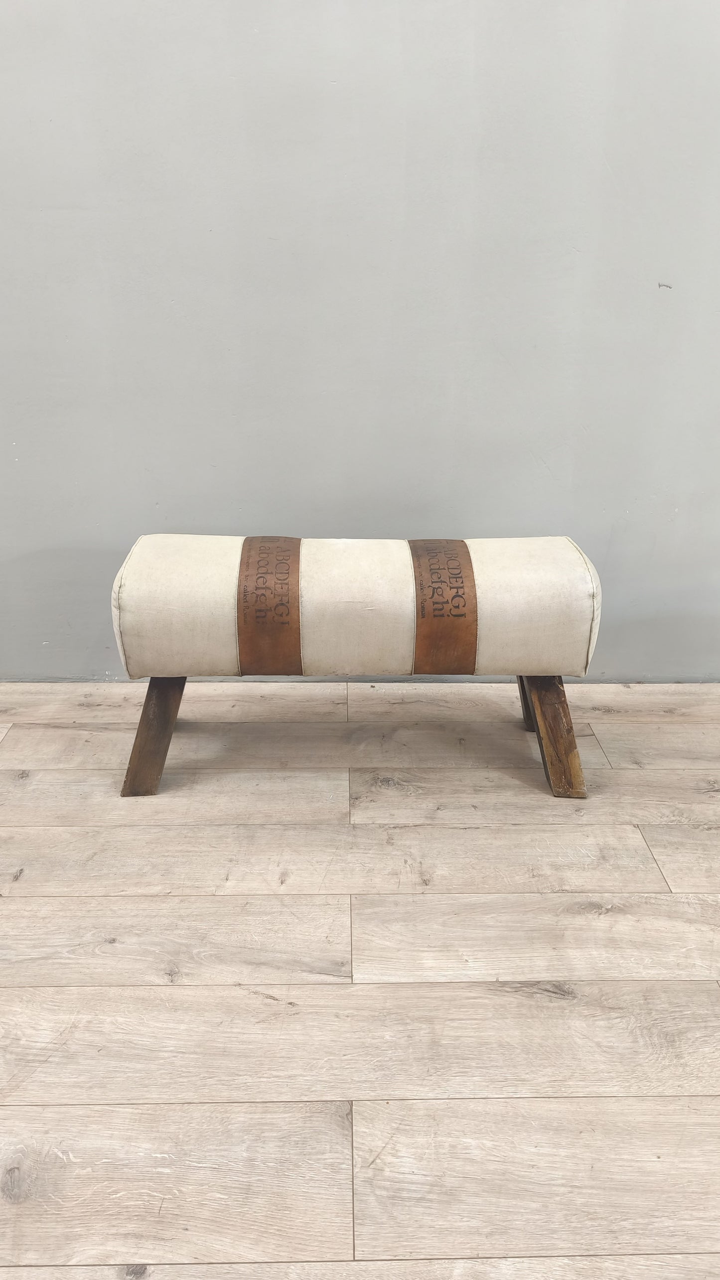 77083 Panchetta Romans imbottita con gambe in legno