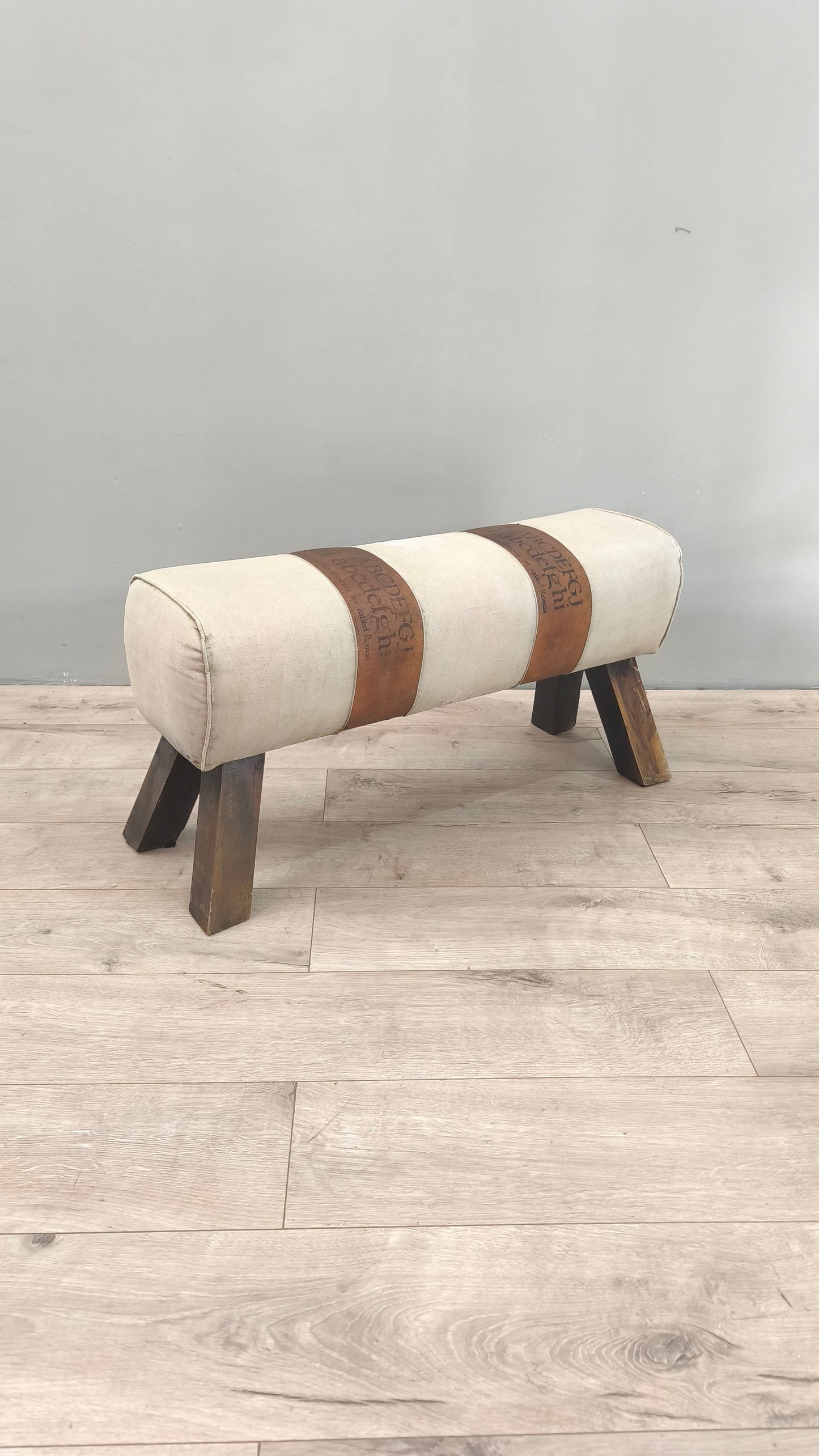 77083 Panchetta Romans imbottita con gambe in legno