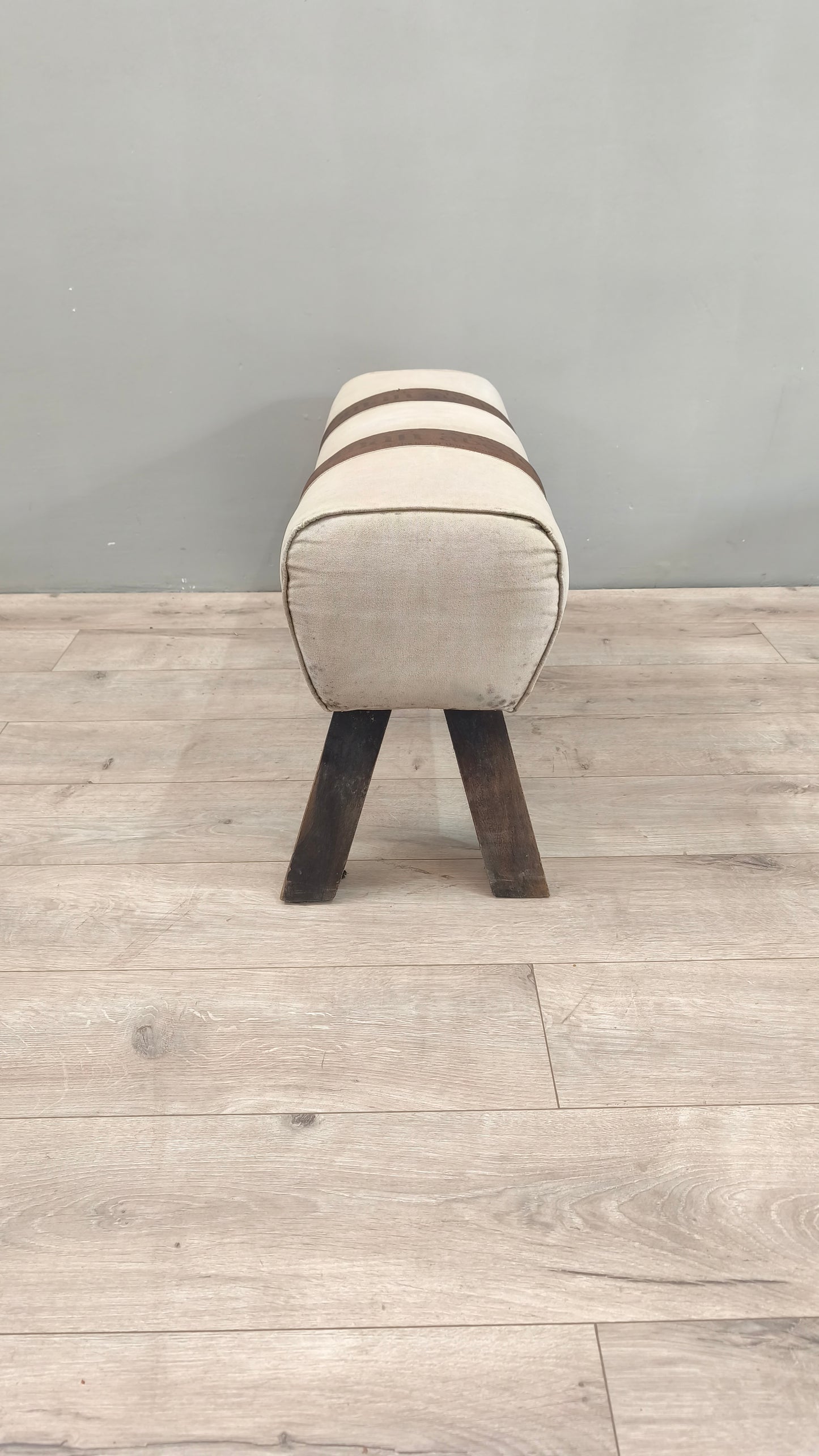77083 Panchetta Romans imbottita con gambe in legno