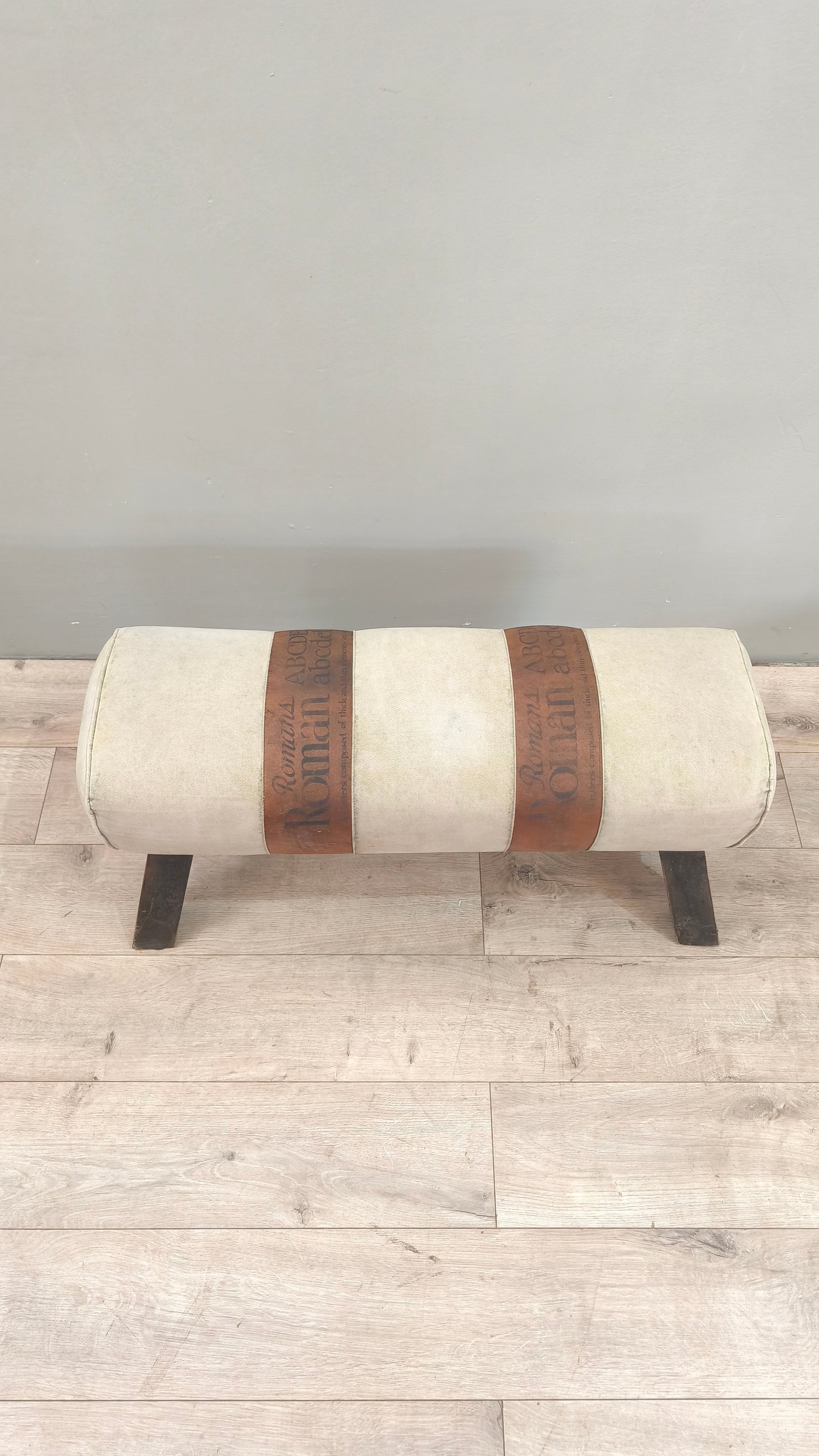 77083 Panchetta Romans imbottita con gambe in legno