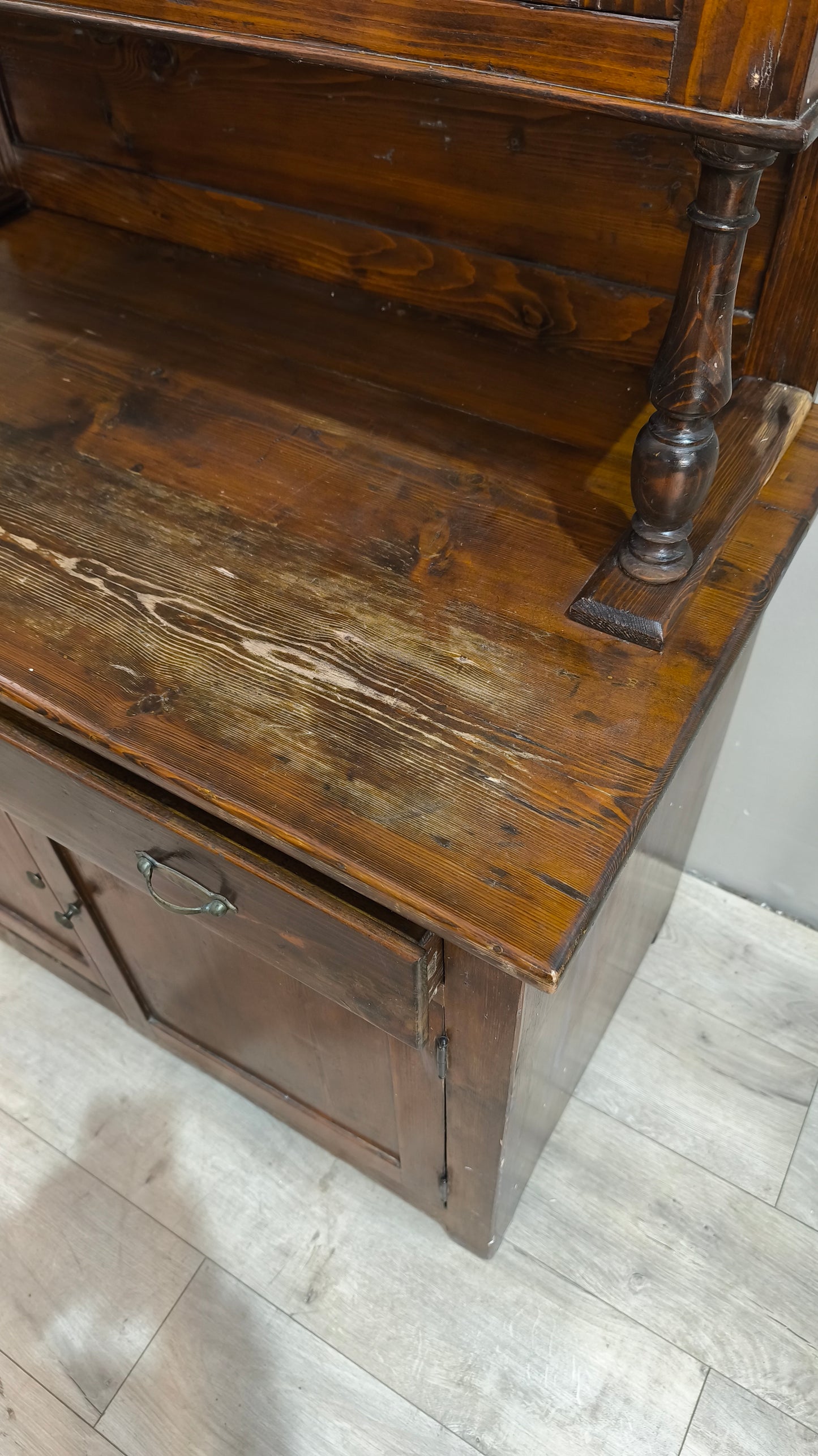 77151 Vetrina due ante in legno di pino