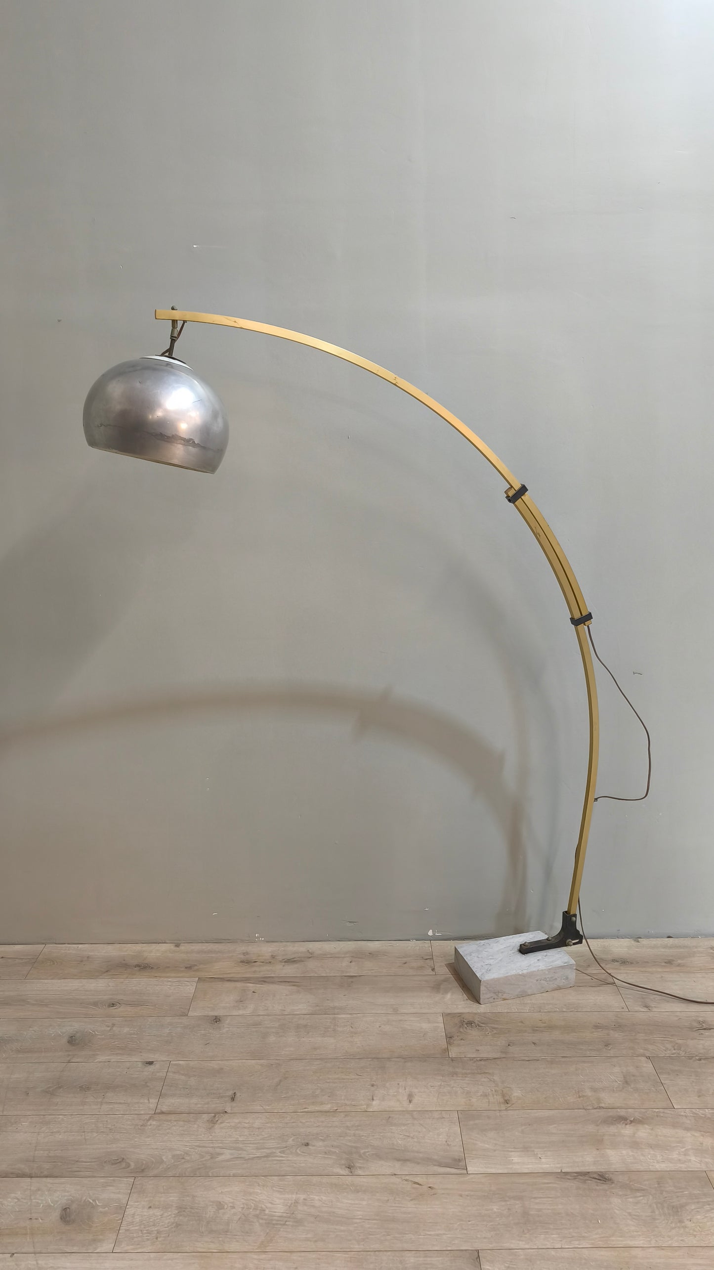 76867 Piantana ad arco con base in marmo