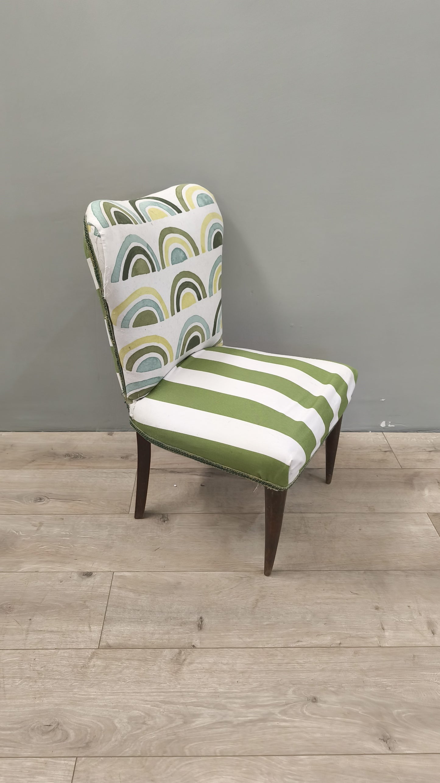 77246 Poltroncina in legno imbottita e rivestita in tessuto