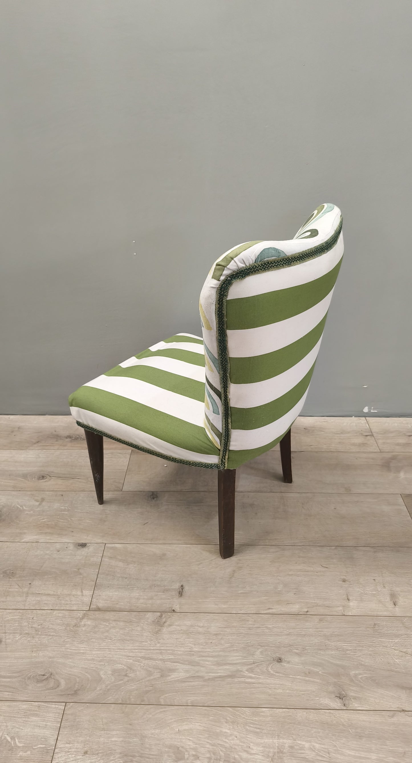 77246 Poltroncina in legno imbottita e rivestita in tessuto