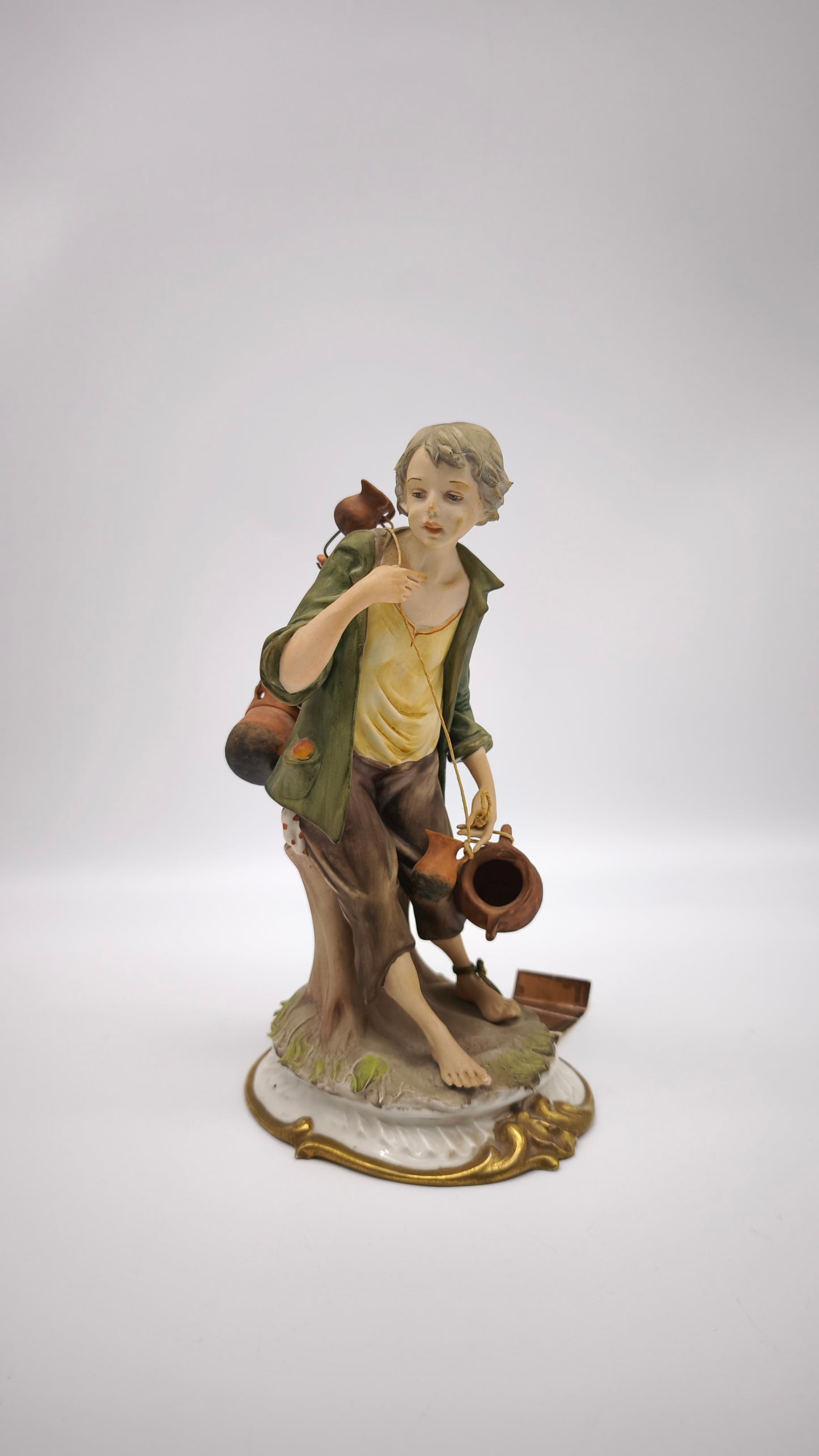 77364 Statuina Nico Venzo in porcellana biscuit, Capodimonte, vasaio
