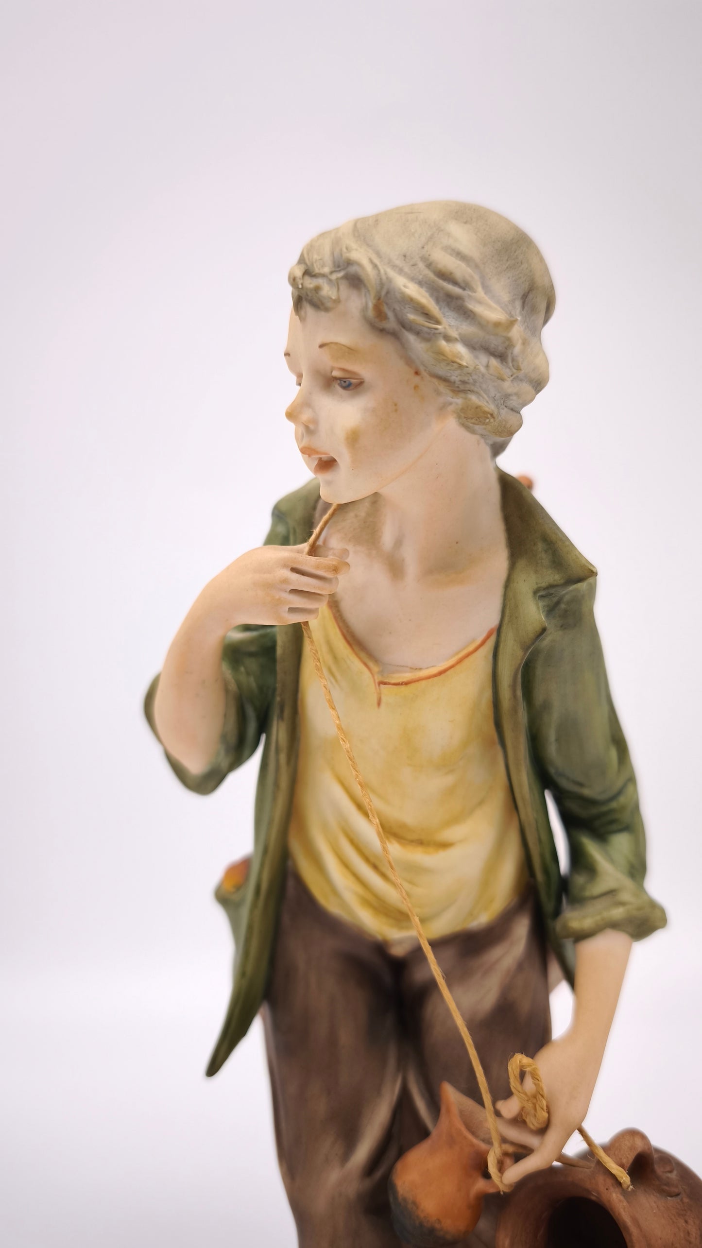 77364 Statuina Nico Venzo in porcellana biscuit, Capodimonte, vasaio