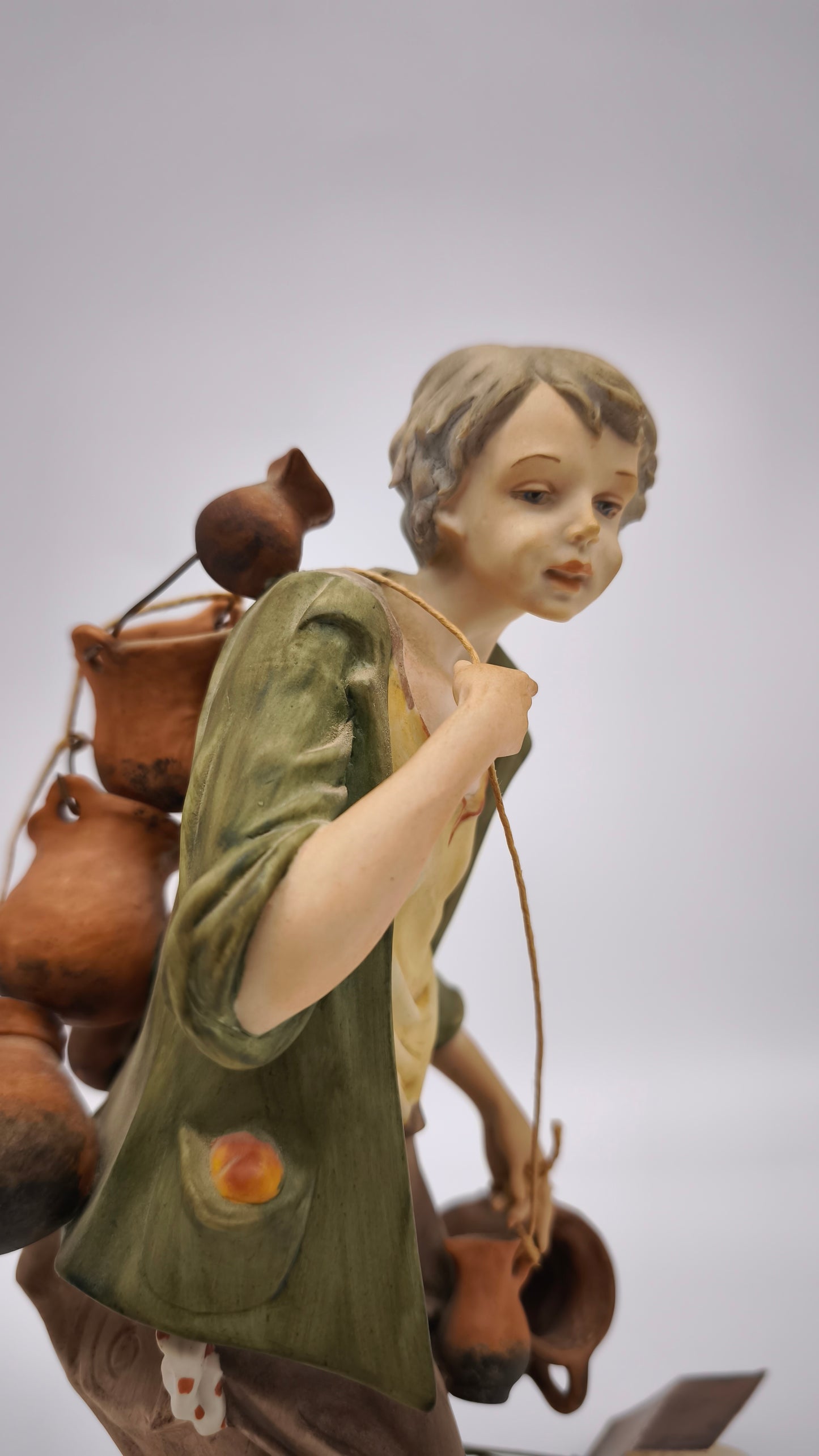 77364 Statuina Nico Venzo in porcellana biscuit, Capodimonte, vasaio