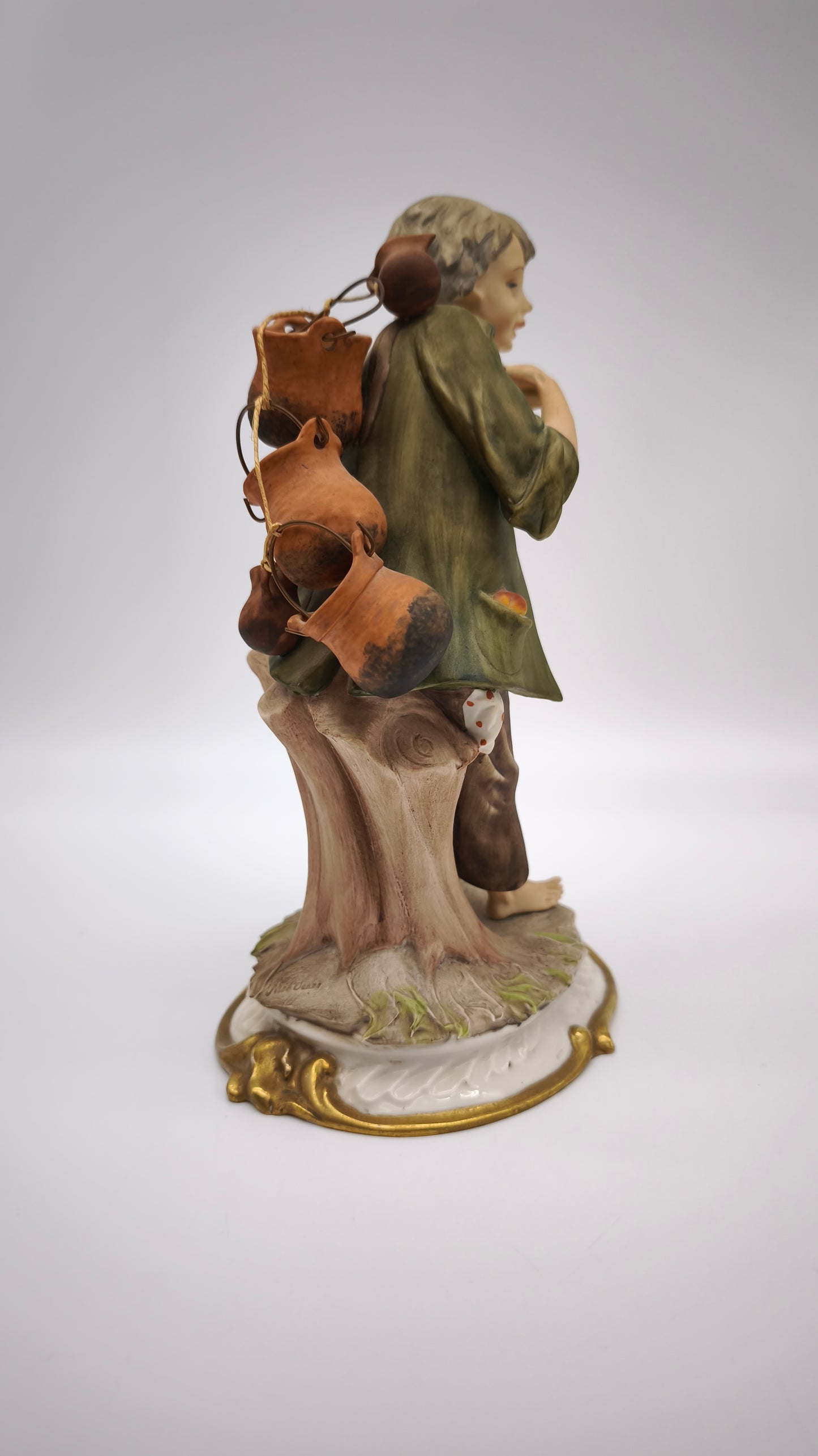 77364 Statuina Nico Venzo in porcellana biscuit, Capodimonte, vasaio
