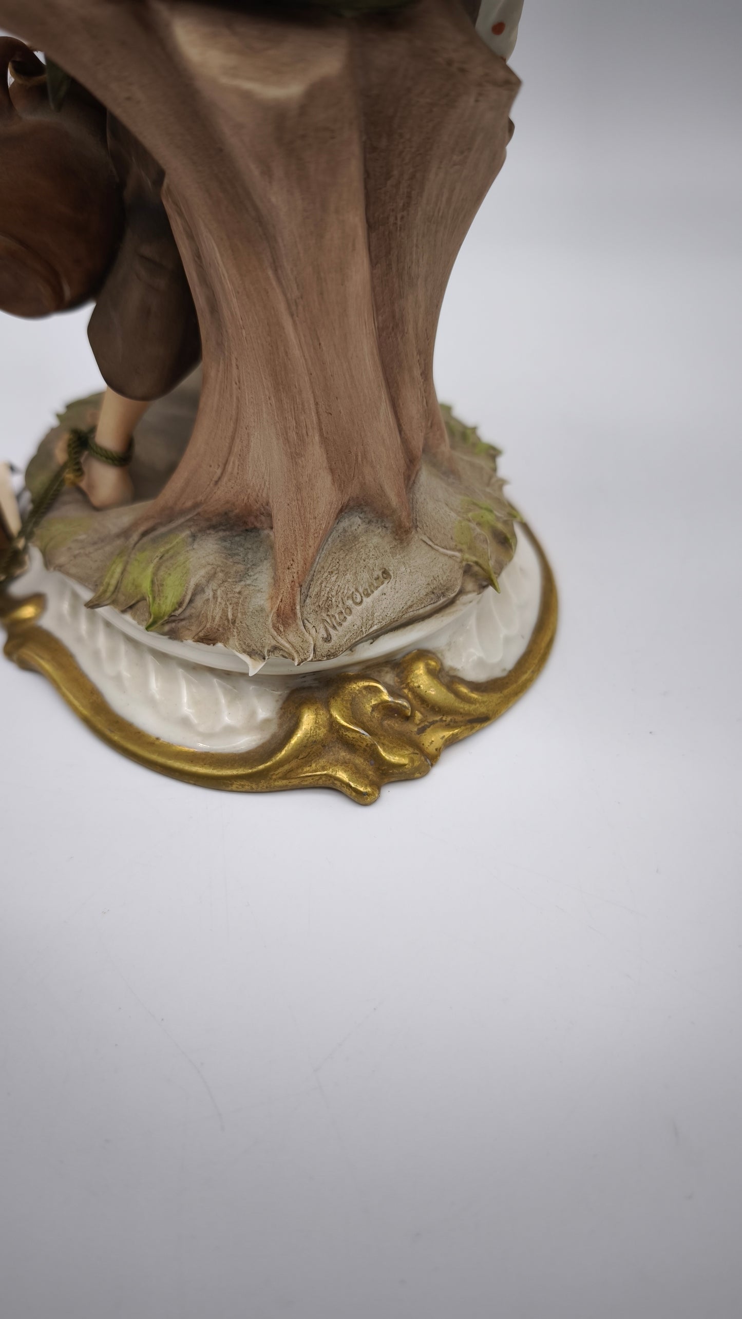 77364 Statuina Nico Venzo in porcellana biscuit, Capodimonte, vasaio