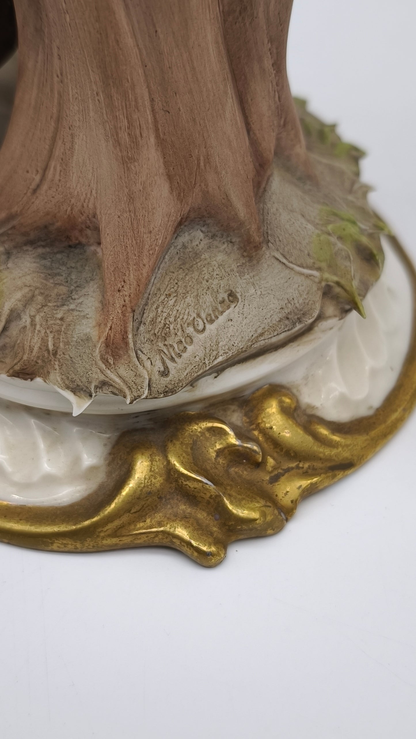 77364 Statuina Nico Venzo in porcellana biscuit, Capodimonte, vasaio