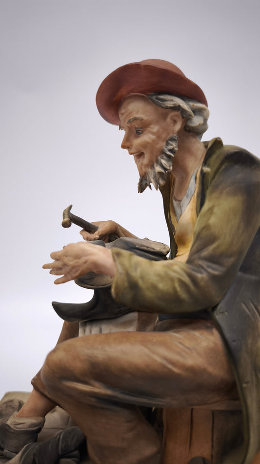 77363 Statuina Nico Venzo in porcellana biscuit, Capodimonte, calzolaio