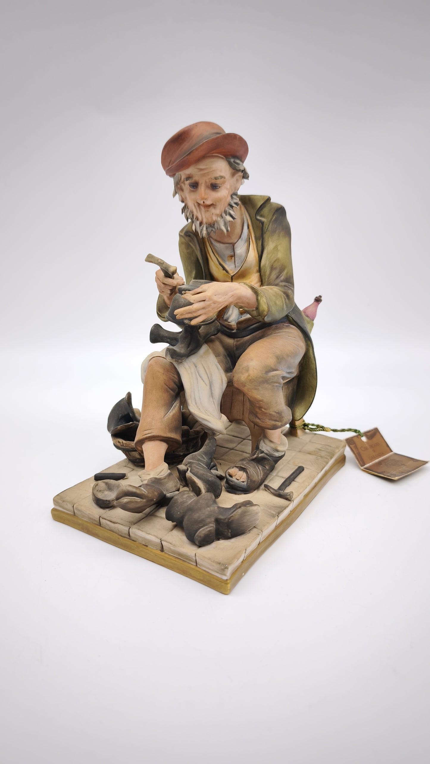 77363 Statuina Nico Venzo in porcellana biscuit, Capodimonte, calzolaio