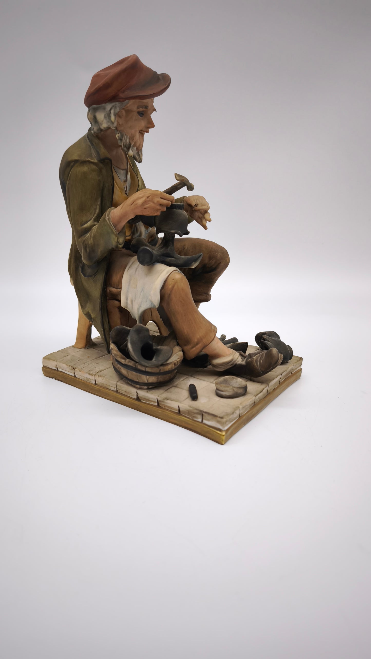 77363 Statuina Nico Venzo in porcellana biscuit, Capodimonte, calzolaio