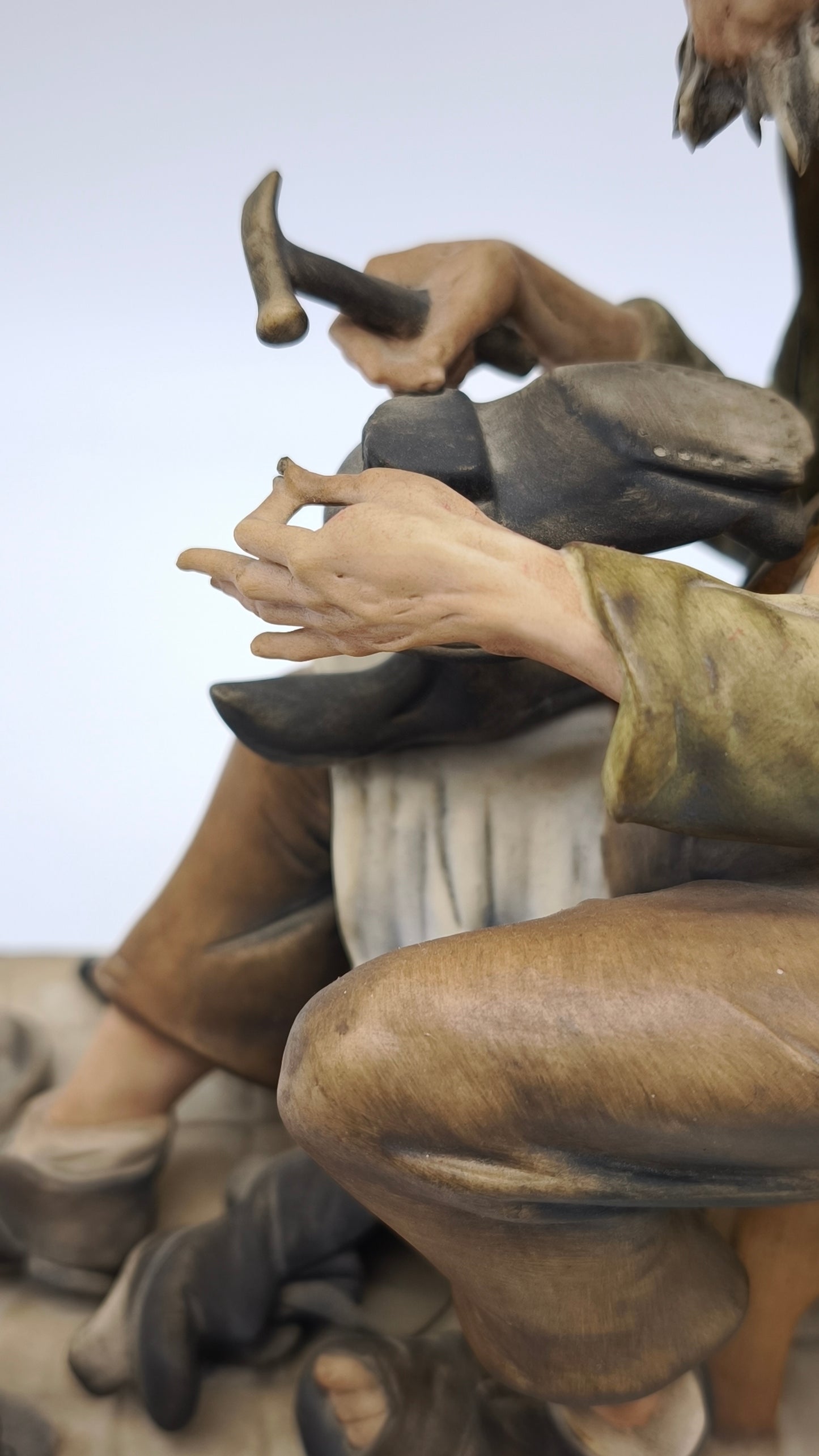 77363 Statuina Nico Venzo in porcellana biscuit, Capodimonte, calzolaio